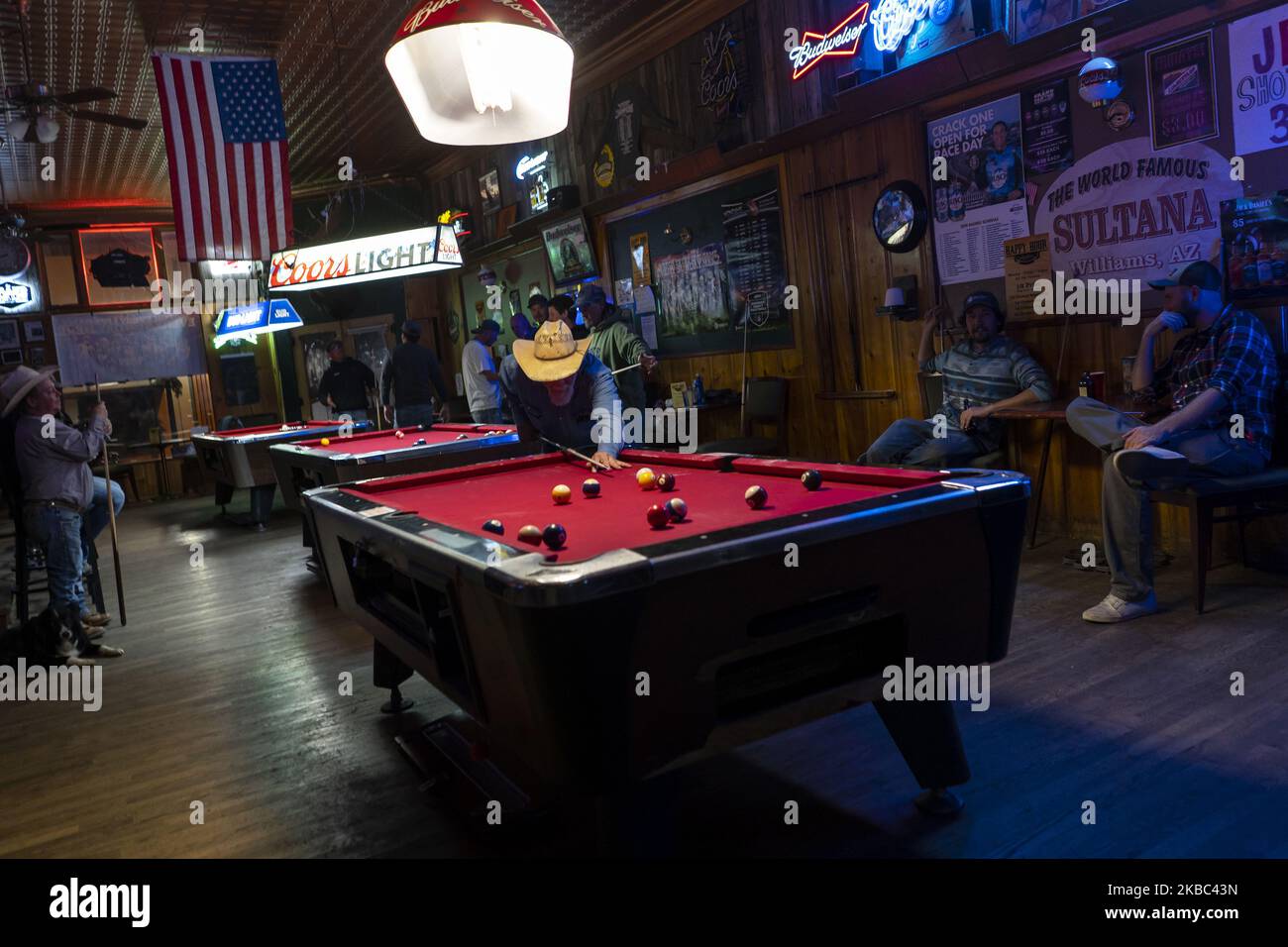 Intérieur d'un bar à Williams (Arizona) où la piscine est jouée. Williams est l'un des arrêts habituels sur la route 66 le 13 novembre 2019. Voyager le long de la route historique 66 en Arizona devient une recherche de coins « typiques » qui rappellent l'atmosphère qu'elle a eue dans les 50s et 60s du siècle dernier, Lorsque c'était l'itinéraire le plus fréquemment utilisé par les vacanciers que depuis que le centre des États-Unis voulait atteindre la côte de la Californie.aujourd'hui cette route a été reléguée à l'arrière-plan après la création de l'Interstate 40, Mais si vous allez de Las Vegas au Grand Canyon du Colorado, sur son edg sud Banque D'Images