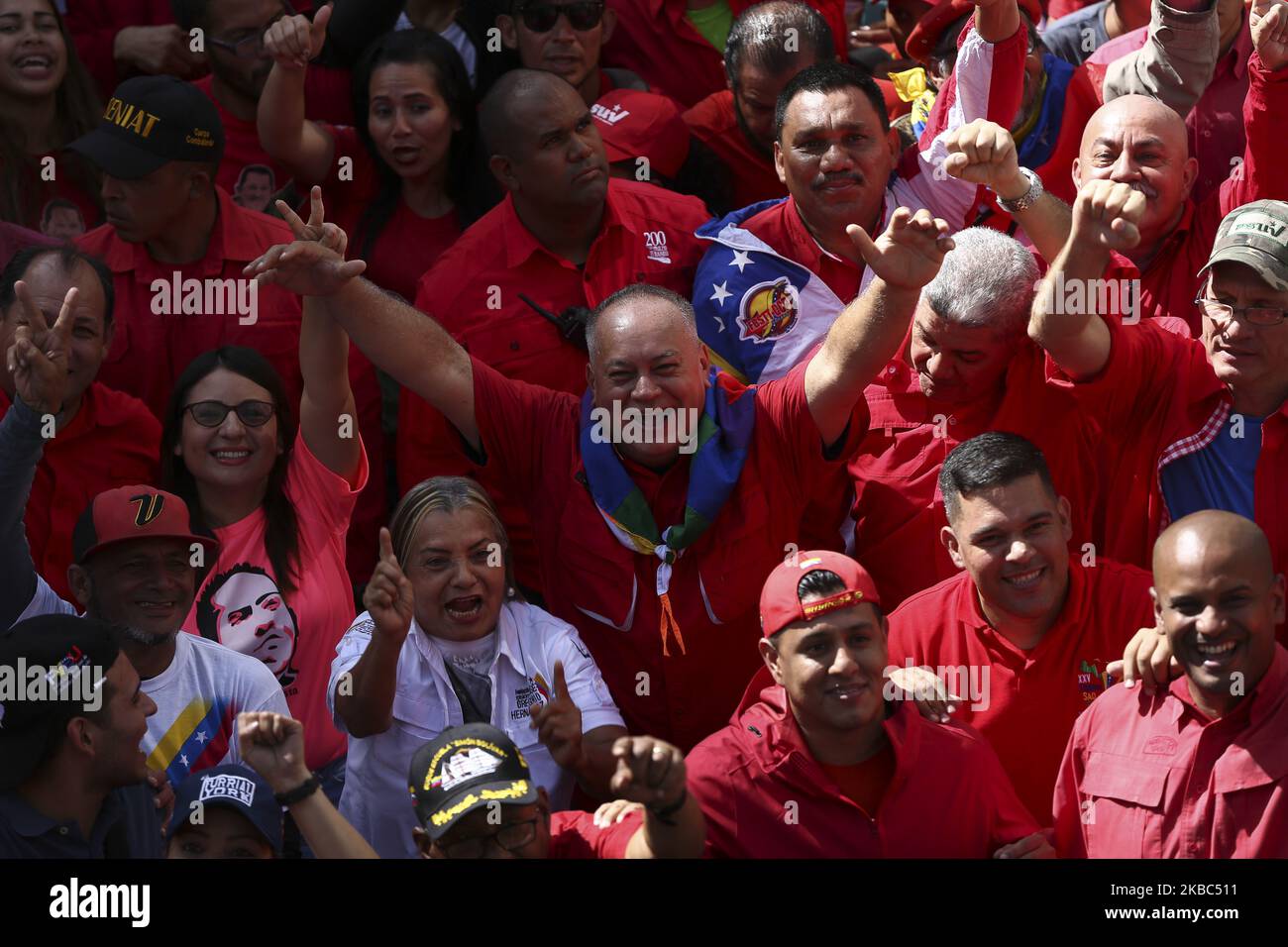 Le Président de l'Assemblée nationale constituante, Diosdado Cabello (C) salue les partisans du Président vénézuélien Nicolas Maduro alors qu'ils marchent du pont de Llaguno à la Plaza Morelos en réaction au Traité d'intégration et d'assistance réciproque (TIAR) à Caracas (Venezuela) sur 03 décembre 2019. (Photo par Ramses Mattey/NurPhoto) Banque D'Images