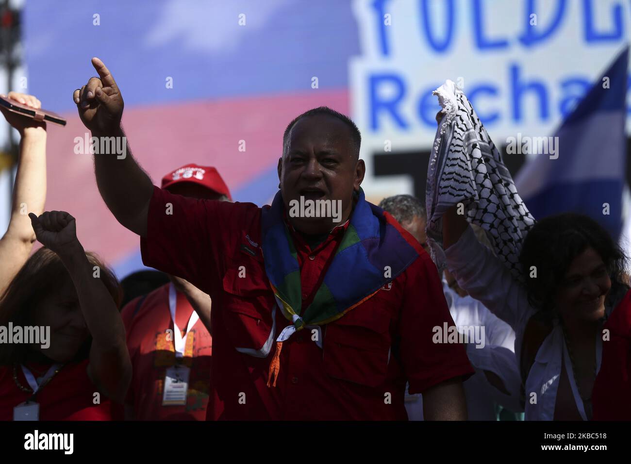 Le Président de l'Assemblée nationale constituante, Diosdado Cabello, salue les partisans du Président vénézuélien Nicolas Maduro alors qu'ils marchent du pont de Llaguno à la Plaza Morelos en réaction au Traité d'intégration et d'assistance réciproque (TIAR) à Caracas (Venezuela) sur 03 décembre 2019. Photo par Ramses Mattey/NurPhoto) Banque D'Images