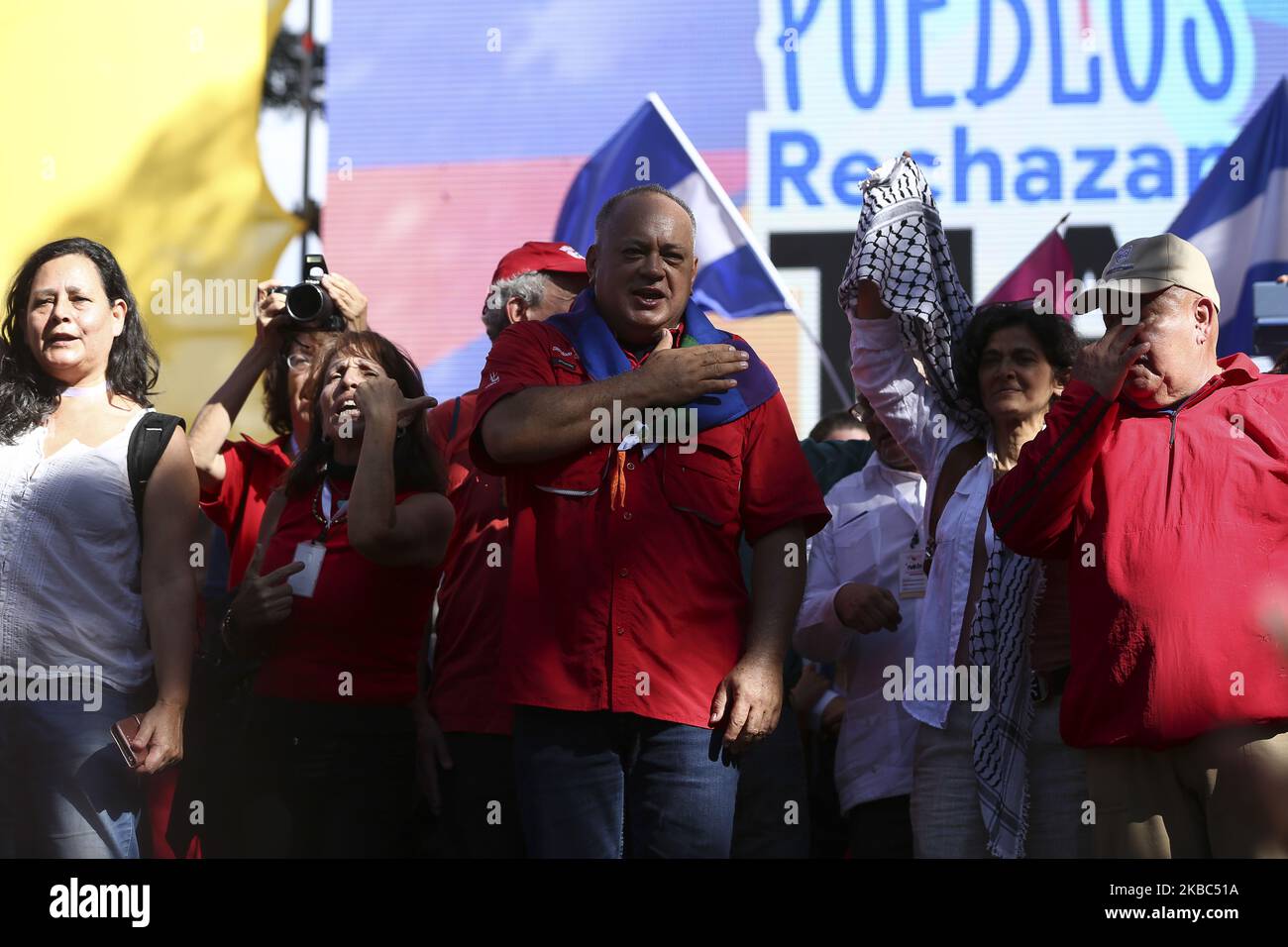 Le Président de l'Assemblée nationale constituante, Diosdado Cabello (C) salue les partisans du Président vénézuélien Nicolas Maduro alors qu'ils marchent du pont de Llaguno à la Plaza Morelos en réaction au Traité d'intégration et d'assistance réciproque (TIAR) à Caracas (Venezuela) sur 03 décembre 2019. (Photo par Ramses Mattey/NurPhoto) Banque D'Images