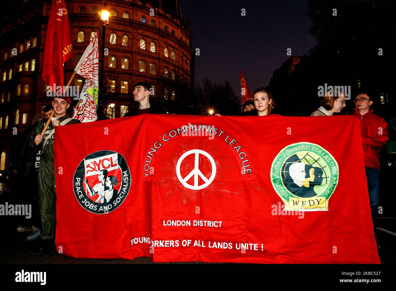 Des foules ont défilé de Trafalgar Square au Palais de Buckingham pour protester contre l'activité militaire du président américain Donald Trump avec le soutien de l'OTAN lors d'un dîner officiel au Palais de Buckingham le premier jour du sommet de l'OTAN de 70th à Londres, en Angleterre, sur 3 décembre 2019. Des questions telles que la guerre turque contre les Kurdes, le déplacement des populations autochtones en Bolivie, l'occupation en Palestine et le problème national de la privatisation du NHS ont été soulevées pendant la manifestation. (Photo par Dominika Zarzycka/NurPhoto) Banque D'Images