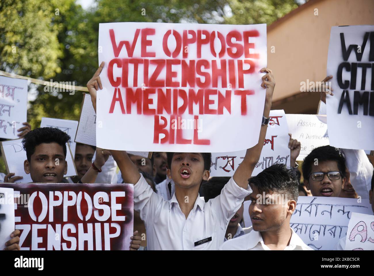 Des étudiants du B. Borooah College lors d'une manifestation contre le projet de loi d'amendement à la citoyenneté, à Guwahati, Assam, le mardi 3 décembre, 2019. L'adoption du projet de loi de 2016 portant modification de la citoyenneté donnera aux réfugiés des communautés minoritaires des droits de citoyenneté indienne, à l'exception de la communauté musulmane. (Photo de David Talukdar/NurPhoto) Banque D'Images