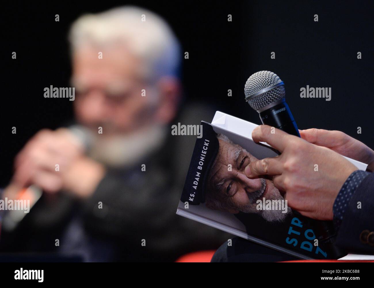 Le père Adam Boiecki lors de la première de son dernier livre "bonne zone de couverture"! À Cracovie. Le nouveau livre contient des textes sur les sujets les plus importants, notamment "l'Eglise et la foi après les scandales et les tensions des derniers mois, l'état de droit en Pologne, les changements climatiques". Il y a encore une interdiction de la couverture médiatique imposée au Père Boiecki par les supérieurs de l'église polonaise. Mercredi, 4 décembre 2019, à Cracovie, en Pologne. (Photo par Artur Widak/NurPhoto) Banque D'Images