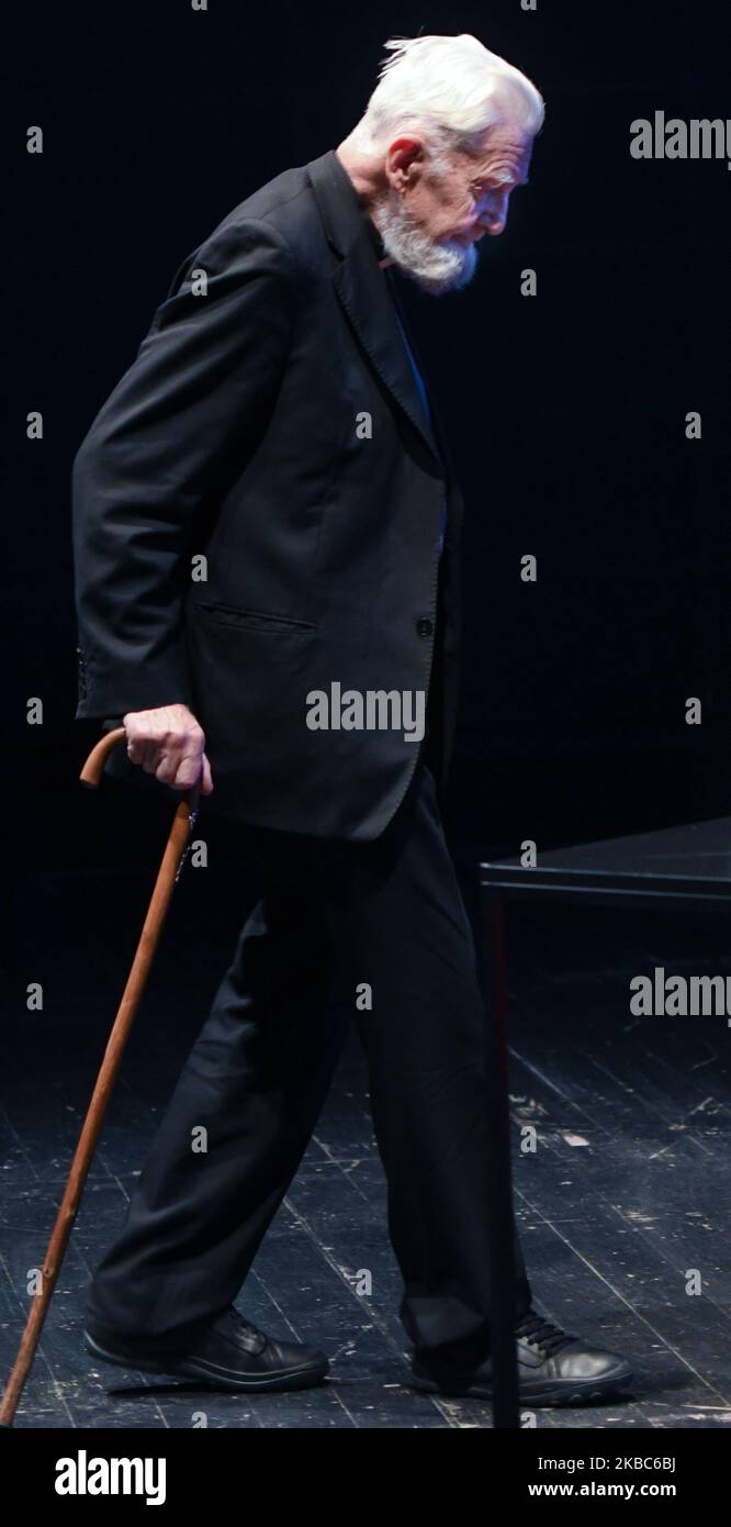 Le père Adam Boiecki vu arrive à la première de son dernier livre "bonne zone de couverture"! À Cracovie. Le nouveau livre contient des textes sur les sujets les plus importants, notamment "l'Eglise et la foi après les scandales et les tensions des derniers mois, l'état de droit en Pologne, les changements climatiques". Il y a encore une interdiction de la couverture médiatique imposée au Père Boiecki par les supérieurs de l'église polonaise. Mercredi, 4 décembre 2019, à Cracovie, en Pologne. (Photo par Artur Widak/NurPhoto) Banque D'Images