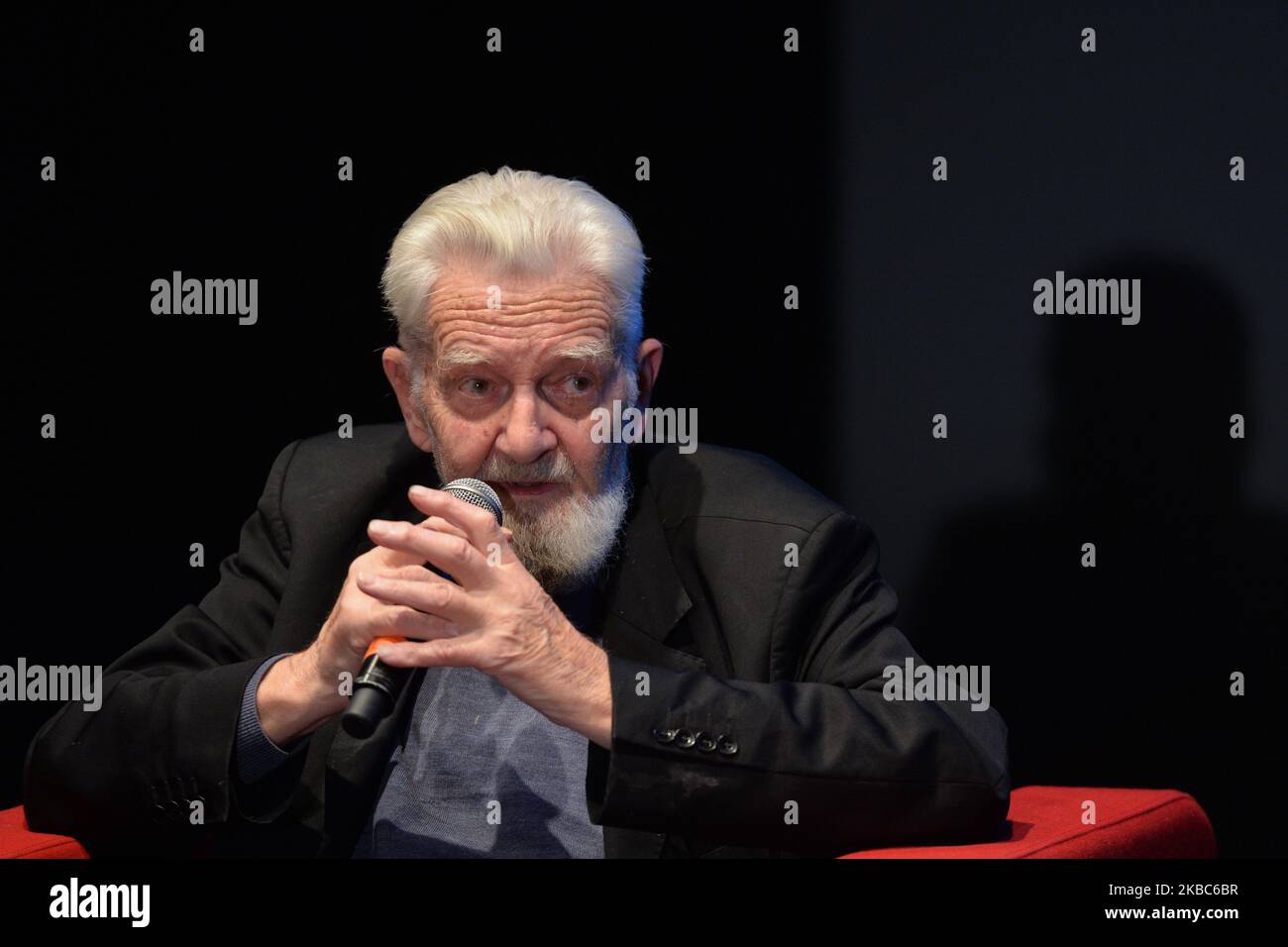 Père Adam Boiecki vu lors de la première de son dernier livre "bonne zone de couverture"! À Cracovie. Le nouveau livre contient des textes sur les sujets les plus importants, notamment "l'Eglise et la foi après les scandales et les tensions des derniers mois, l'état de droit en Pologne, les changements climatiques". Il y a encore une interdiction de la couverture médiatique imposée au Père Boiecki par les supérieurs de l'église polonaise. Mercredi, 4 décembre 2019, à Cracovie, en Pologne. (Photo par Artur Widak/NurPhoto) Banque D'Images