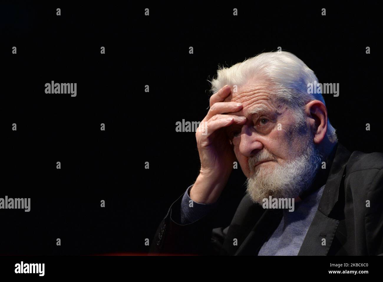 Père Adam Boiecki vu lors de la première de son dernier livre "bonne zone de couverture"! À Cracovie. Le nouveau livre contient des textes sur les sujets les plus importants, notamment "l'Eglise et la foi après les scandales et les tensions des derniers mois, l'état de droit en Pologne, les changements climatiques". Il y a encore une interdiction de la couverture médiatique imposée au Père Boiecki par les supérieurs de l'église polonaise. Mercredi, 4 décembre 2019, à Cracovie, en Pologne. (Photo par Artur Widak/NurPhoto) Banque D'Images