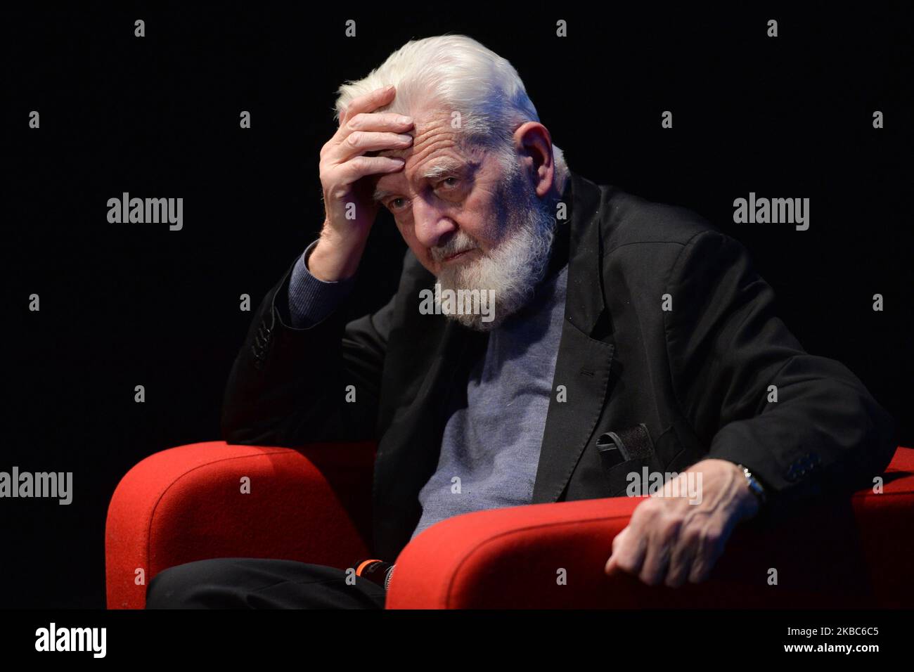 Père Adam Boiecki vu lors de la première de son dernier livre "bonne zone de couverture"! À Cracovie. Le nouveau livre contient des textes sur les sujets les plus importants, notamment "l'Eglise et la foi après les scandales et les tensions des derniers mois, l'état de droit en Pologne, les changements climatiques". Il y a encore une interdiction de la couverture médiatique imposée au Père Boiecki par les supérieurs de l'église polonaise. Mercredi, 4 décembre 2019, à Cracovie, en Pologne. (Photo par Artur Widak/NurPhoto) Banque D'Images