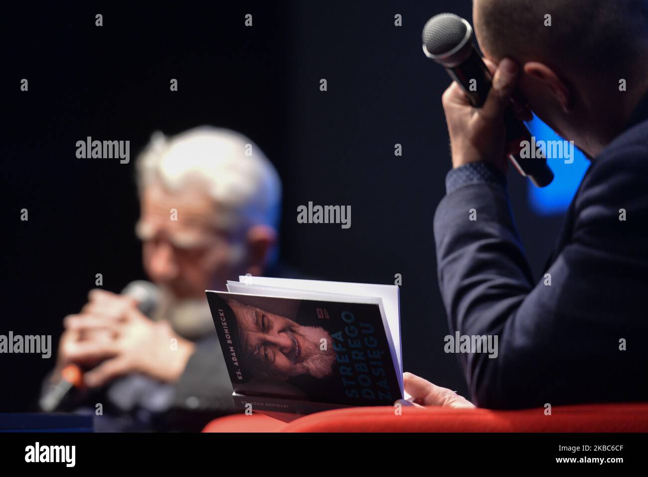 Père Adam Boiecki vu lors de la première de son dernier livre "bonne zone de couverture"! À Cracovie. Le nouveau livre contient des textes sur les sujets les plus importants, notamment "l'Eglise et la foi après les scandales et les tensions des derniers mois, l'état de droit en Pologne, les changements climatiques". Il y a encore une interdiction de la couverture médiatique imposée au Père Boiecki par les supérieurs de l'église polonaise. Mercredi, 4 décembre 2019, à Cracovie, en Pologne. (Photo par Artur Widak/NurPhoto) Banque D'Images