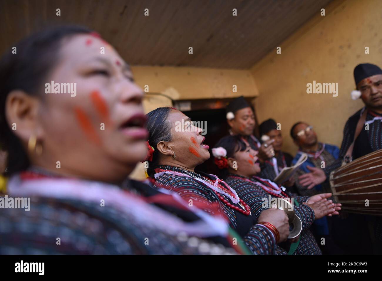 Des dévotés népalais chantant des chansons traditionnelles pendant le festival de Bishnudevi Jatra célébré à Panga, Kirtipur, Katmandou, Népal jeudi, 05 décembre, 2019. C'est la partie de la célèbre “Saat Gaule Jatra” célébrée chaque année pour marquer l'arrivée de l'hiver. Jatras et les festivals font partie de la vie de la communauté de Newar. (Photo de Narayan Maharajan/NurPhoto) Banque D'Images