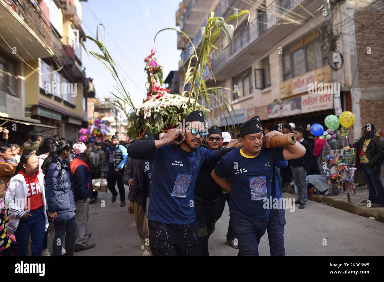 Des dévotés népalais transportant un char de Bishnudevi pendant le festival célébré à Panga, Kirtipur, Katmandou, Népal jeudi, 05 décembre, 2019. C'est la partie de la célèbre “Saat Gaule Jatra” célébrée chaque année pour marquer l'arrivée de l'hiver. Jatras et les festivals font partie de la vie de la communauté de Newar. (Photo de Narayan Maharajan/NurPhoto) Banque D'Images