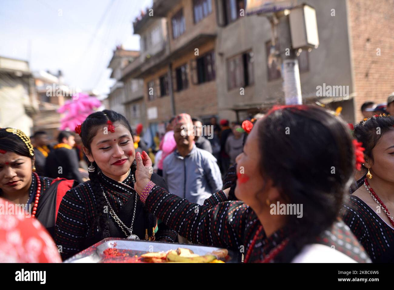 Un dévot népalais applique de la poudre de vermilion aux gens lors de la célébration de Bishnudevi Jatra/Festival célébré à Panga Kirtipur, Katmandou, Népal jeudi, 05 décembre 2019. C'est la partie de la célèbre “Saat Gaule Jatra” célébrée chaque année pour marquer l'arrivée de l'hiver. Jatras et les festivals font partie de la vie de la communauté de Newar. (Photo de Narayan Maharajan/NurPhoto) Banque D'Images
