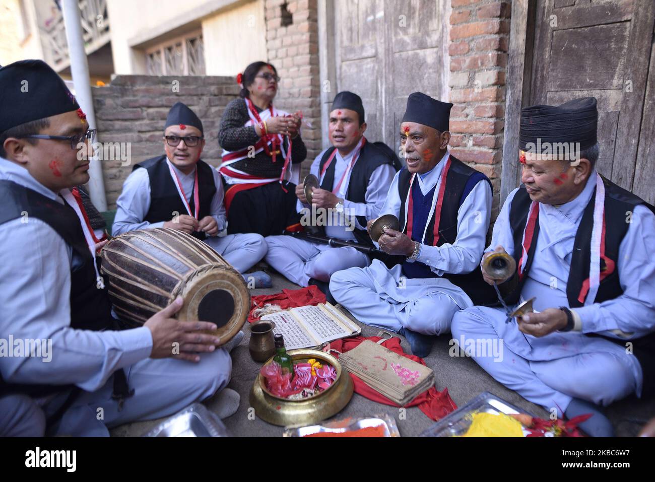 Des dévotés népalais chantant des chansons traditionnelles pendant le festival de Bishnudevi Jatra célébré à Panga, Kirtipur, Katmandou, Népal jeudi, 05 décembre, 2019. C'est la partie de la célèbre “Saat Gaule Jatra” célébrée chaque année pour marquer l'arrivée de l'hiver. Jatras et les festivals font partie de la vie de la communauté de Newar. (Photo de Narayan Maharajan/NurPhoto) Banque D'Images