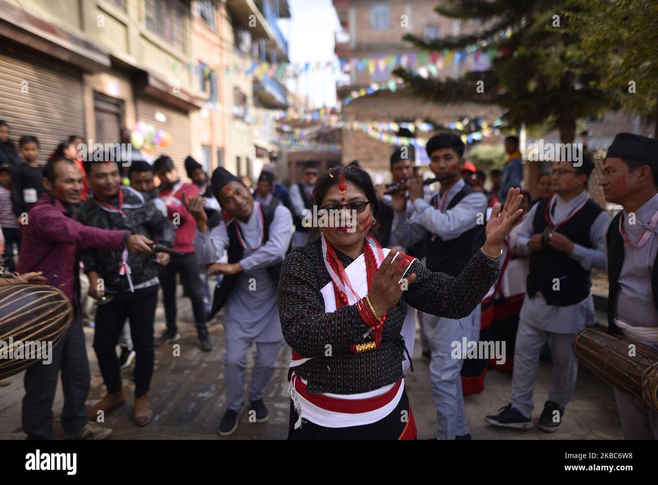 Des dévotés népalais dansant sur une musique d'instruments traditionnels lors de la célébration de Bishnudevi Jatra/Festival célébré à Panga, Kirtipur, Katmandou, Népal jeudi, 05 décembre, 2019. C'est la partie de la célèbre “Saat Gaule Jatra” célébrée chaque année pour marquer l'arrivée de l'hiver. Jatras et les festivals font partie de la vie de la communauté de Newar. (Photo de Narayan Maharajan/NurPhoto) Banque D'Images