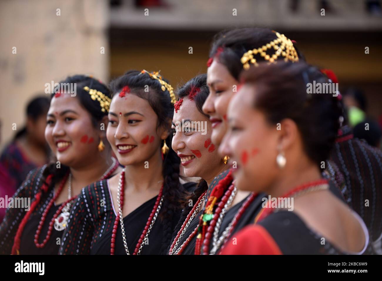 Les dévotés népalais posent pour les photos pendant Bishnudevi Jatra/Festival célébré à Panga, Kirtipur, Katmandou, Népal jeudi, 05 décembre, 2019. C'est la partie de la célèbre “Saat Gaule Jatra” célébrée chaque année pour marquer l'arrivée de l'hiver. Jatras et les festivals font partie de la vie de la communauté de Newar. (Photo de Narayan Maharajan/NurPhoto) Banque D'Images