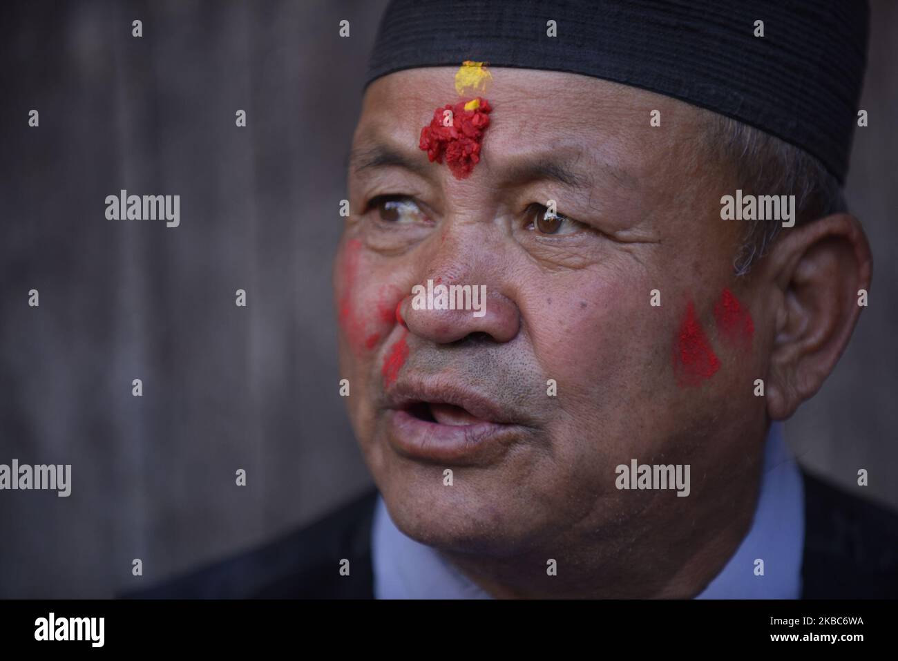 Un portrait du dévot népalais chantant des chansons traditionnelles pendant le festival Bishnudevi Jatra célébré à Panga, Kirtipur, Katmandou, Népal jeudi, 05 décembre, 2019. C'est la partie de la célèbre “Saat Gaule Jatra” célébrée chaque année pour marquer l'arrivée de l'hiver. Jatras et les festivals font partie de la vie de la communauté de Newar. (Photo de Narayan Maharajan/NurPhoto) Banque D'Images