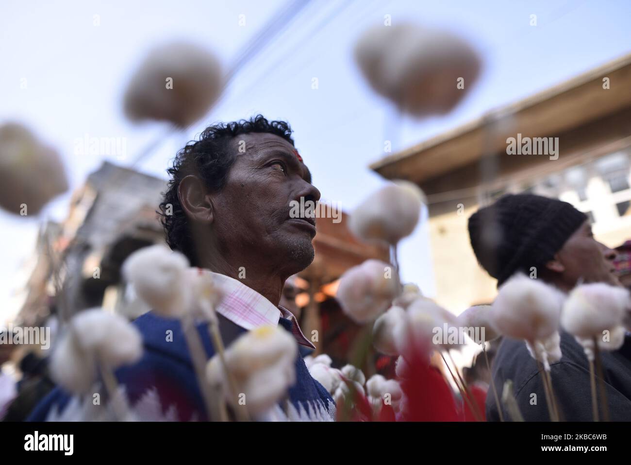 Un dévot népalais arrive à offrir pendant le festival Bishnudevi Jatra célébré à Panga, Kirtipur, Katmandou, Népal jeudi, 05 décembre, 2019. C'est la partie de la célèbre “Saat Gaule Jatra” célébrée chaque année pour marquer l'arrivée de l'hiver. Jatras et les festivals font partie de la vie de la communauté de Newar. (Photo de Narayan Maharajan/NurPhoto) Banque D'Images