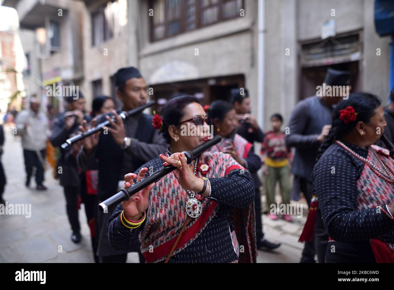 Les dévotés népalais jouant des instruments traditionnels lors du festival Bishnudevi Jatra célébré à Panga, Kirtipur, Katmandou, Népal jeudi, 05 décembre, 2019. C'est la partie de la célèbre “Saat Gaule Jatra” célébrée chaque année pour marquer l'arrivée de l'hiver. Jatras et les festivals font partie de la vie de la communauté de Newar. (Photo de Narayan Maharajan/NurPhoto) Banque D'Images