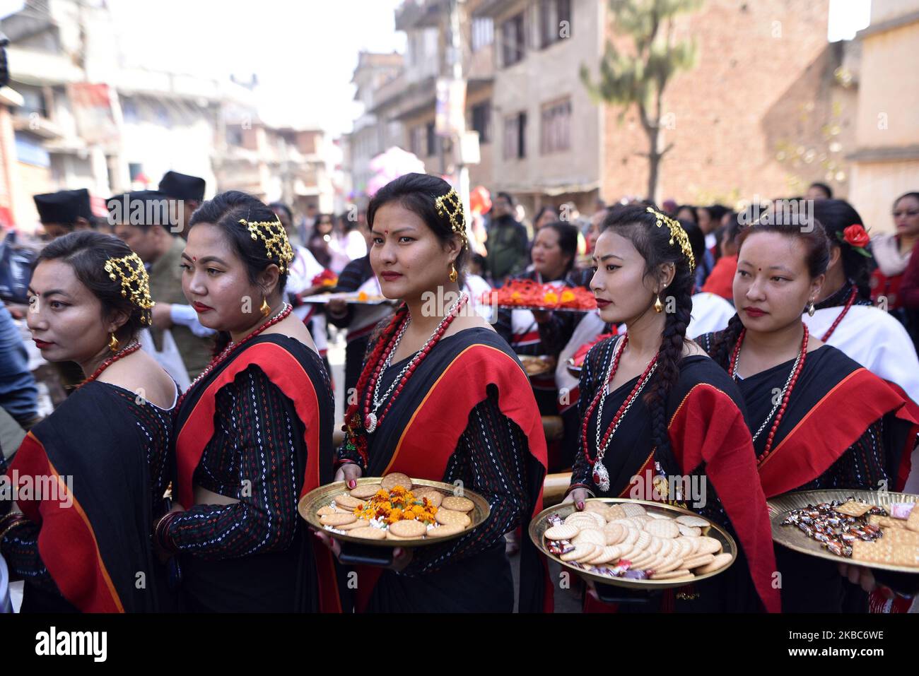 Les dévotés népalais arrivent à offrir pendant le festival Bishnudevi Jatra célébré à Panga, Kirtipur, Katmandou, Népal jeudi, 05 décembre, 2019. C'est la partie de la célèbre “Saat Gaule Jatra” célébrée chaque année pour marquer l'arrivée de l'hiver. Jatras et les festivals font partie de la vie de la communauté de Newar. (Photo de Narayan Maharajan/NurPhoto) Banque D'Images