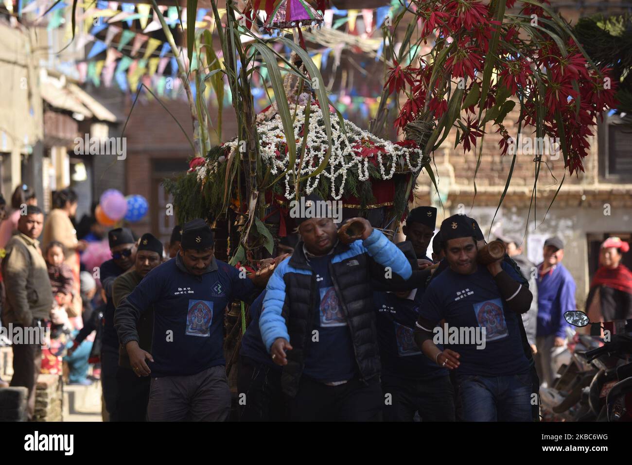 Des dévotés népalais transportant un char de Bishnudevi pendant le festival célébré à Panga, Kirtipur, Katmandou, Népal jeudi, 05 décembre, 2019. C'est la partie de la célèbre “Saat Gaule Jatra” célébrée chaque année pour marquer l'arrivée de l'hiver. Jatras et les festivals font partie de la vie de la communauté de Newar. (Photo de Narayan Maharajan/NurPhoto) Banque D'Images