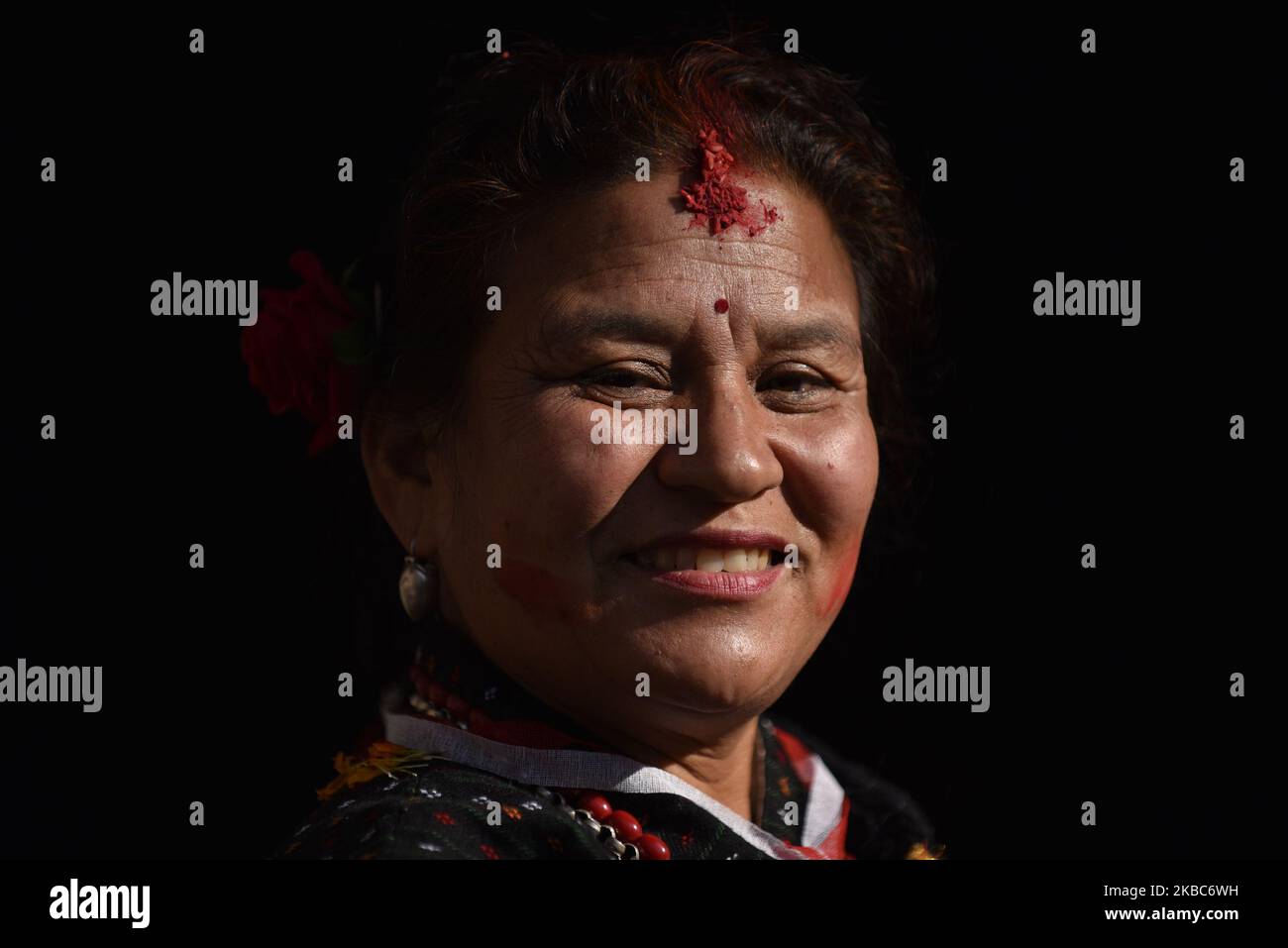Un portrait du dévot népalais dans une tenue traditionnelle lors de Bishnudevi Jatra/Festival célébré à Panga, Kirtipur, Katmandou, Népal jeudi, 05 décembre, 2019. C'est la partie de la célèbre “Saat Gaule Jatra” célébrée chaque année pour marquer l'arrivée de l'hiver. Jatras et les festivals font partie de la vie de la communauté de Newar. (Photo de Narayan Maharajan/NurPhoto) Banque D'Images