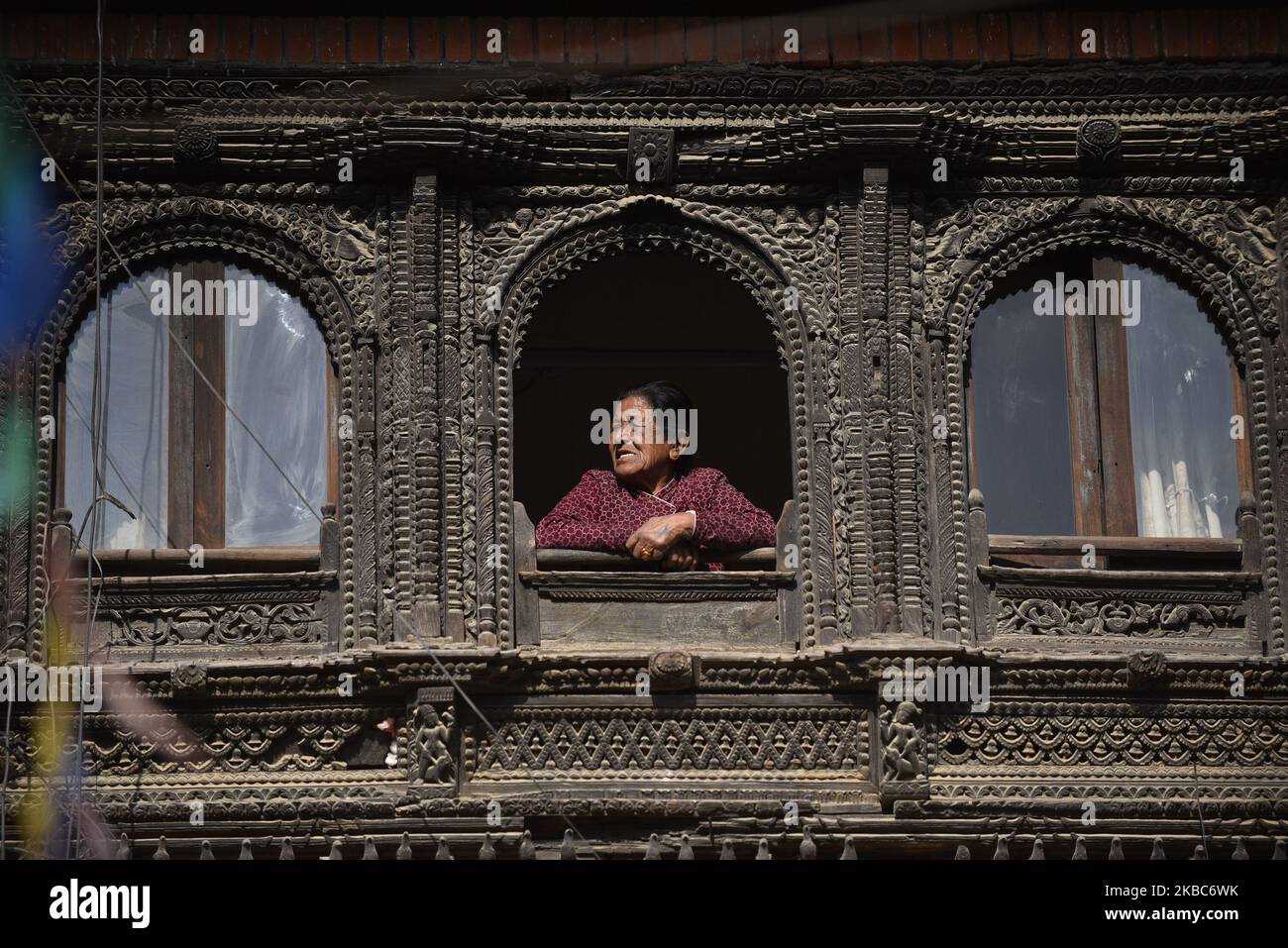 Un festival népalais de danse dévotée depuis une fenêtre traditionnelle pendant Bishnudevi Jatra/Festival célébré à Panga, Kirtipur, Katmandou, Népal jeudi, 05 décembre, 2019. C'est la partie de la célèbre “Saat Gaule Jatra” célébrée chaque année pour marquer l'arrivée de l'hiver. Jatras et les festivals font partie de la vie de la communauté de Newar. (Photo de Narayan Maharajan/NurPhoto) Banque D'Images