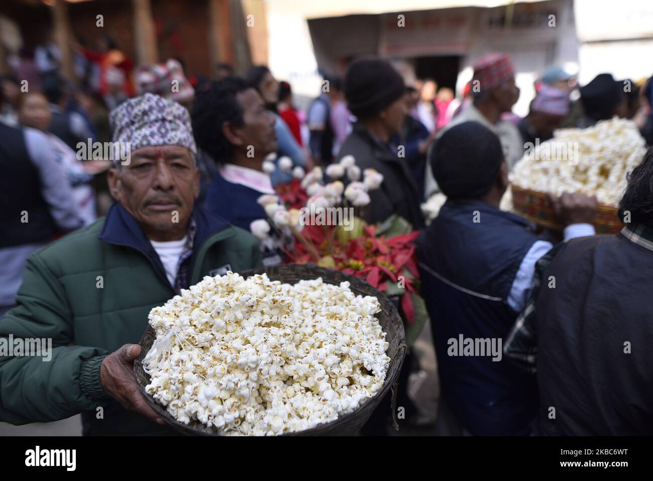 Un dévot népalais arrive pour offrir des guirlandes de fleurs de maïs rôties pendant le festival Bishnudevi Jatra célébré à Panga, Kirtipur, Katmandou, Népal jeudi, 05 décembre, 2019. C'est la partie de la célèbre “Saat Gaule Jatra” célébrée chaque année pour marquer l'arrivée de l'hiver. Jatras et les festivals font partie de la vie de la communauté de Newar. (Photo de Narayan Maharajan/NurPhoto) Banque D'Images