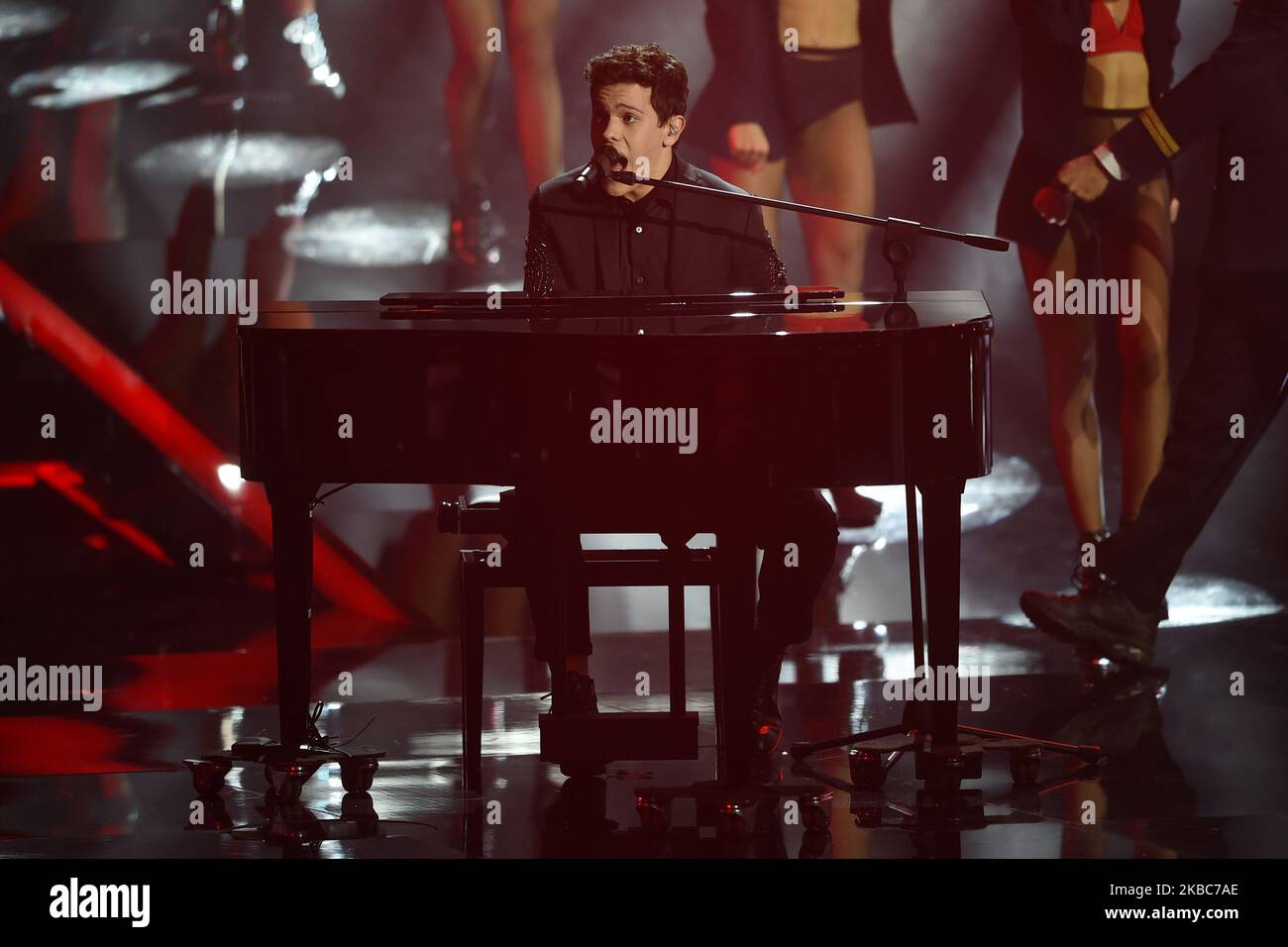 La chanteuse italienne Davide Rossi chante lors de la demi-édition italienne de l'émission internationale de télévision X Factor, en X Factor Dome, à Monza, en Italie (photo par Andrea Diodato/NurPhoto) Banque D'Images