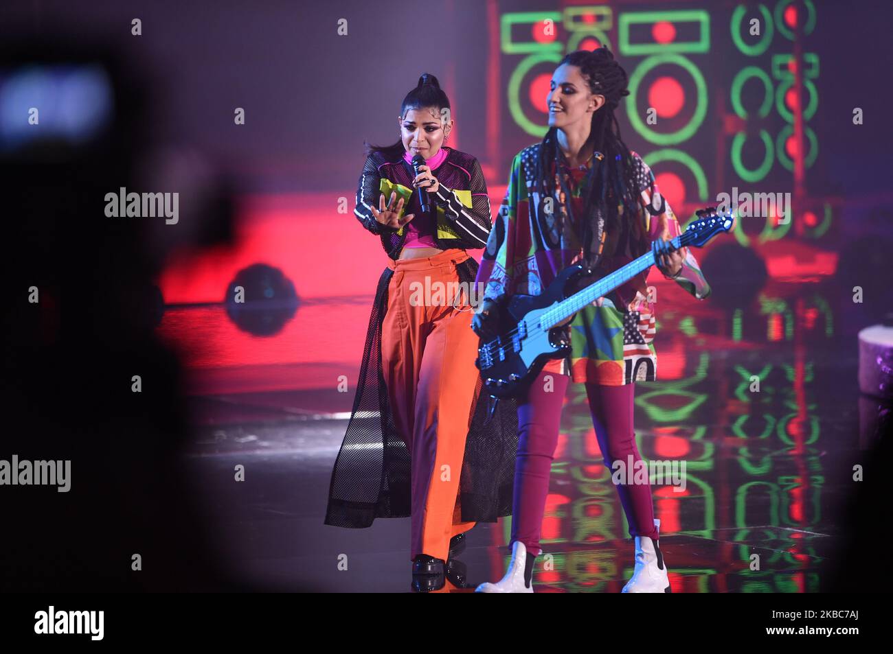 Groupe italien Booda chantant lors de la demi-édition italienne du programme international de télévision X Factor, en X Factor Dome, à Monza, Italie (photo par Andrea Diodato/NurPhoto) Banque D'Images