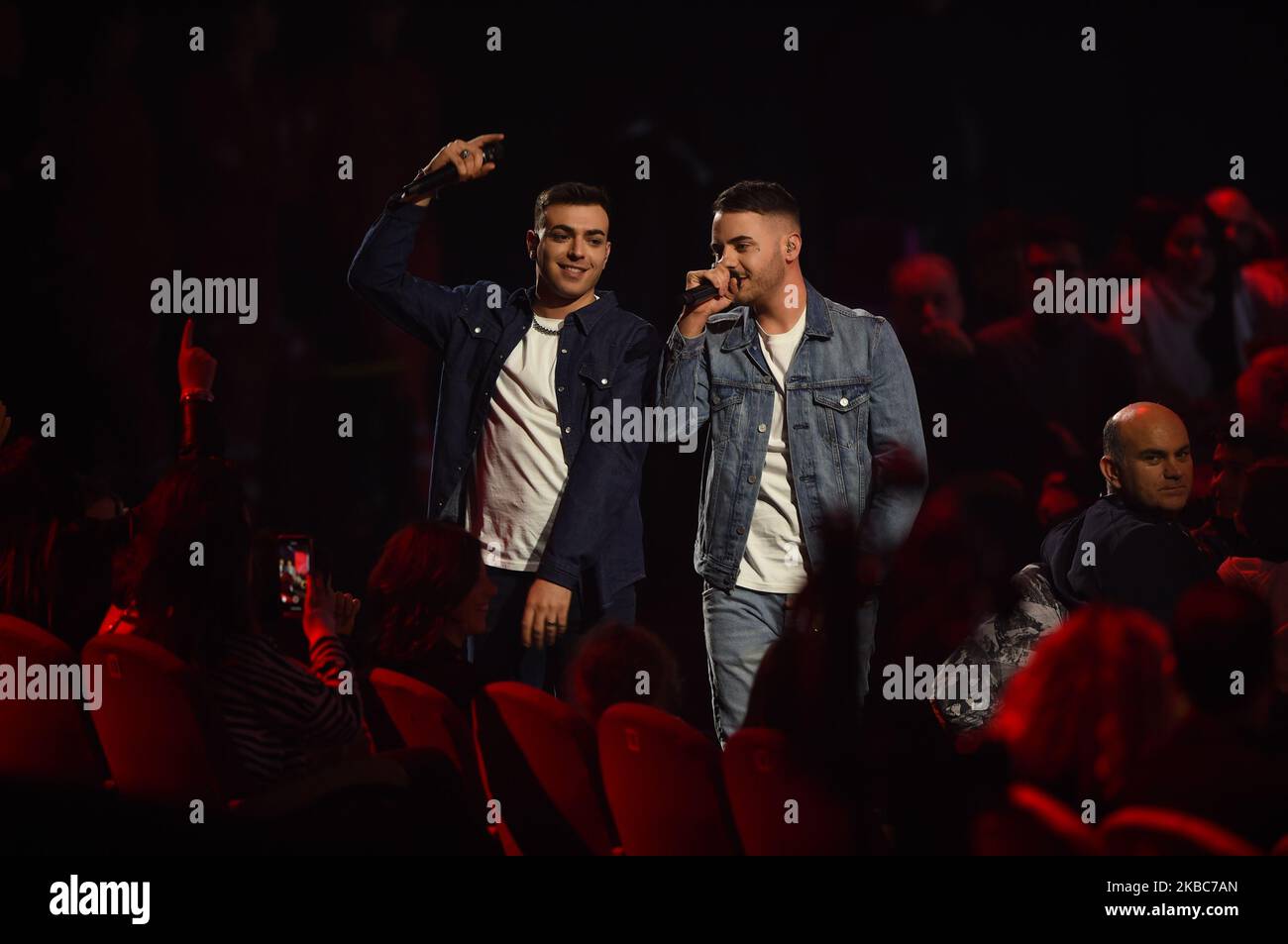 Le groupe italien la Sierra chante lors de l'édition italienne semi-finale de l'émission internationale de télévision X Factor, en X Factor Dome, à Monza, en Italie (photo par Andrea Diodato/NurPhoto) Banque D'Images