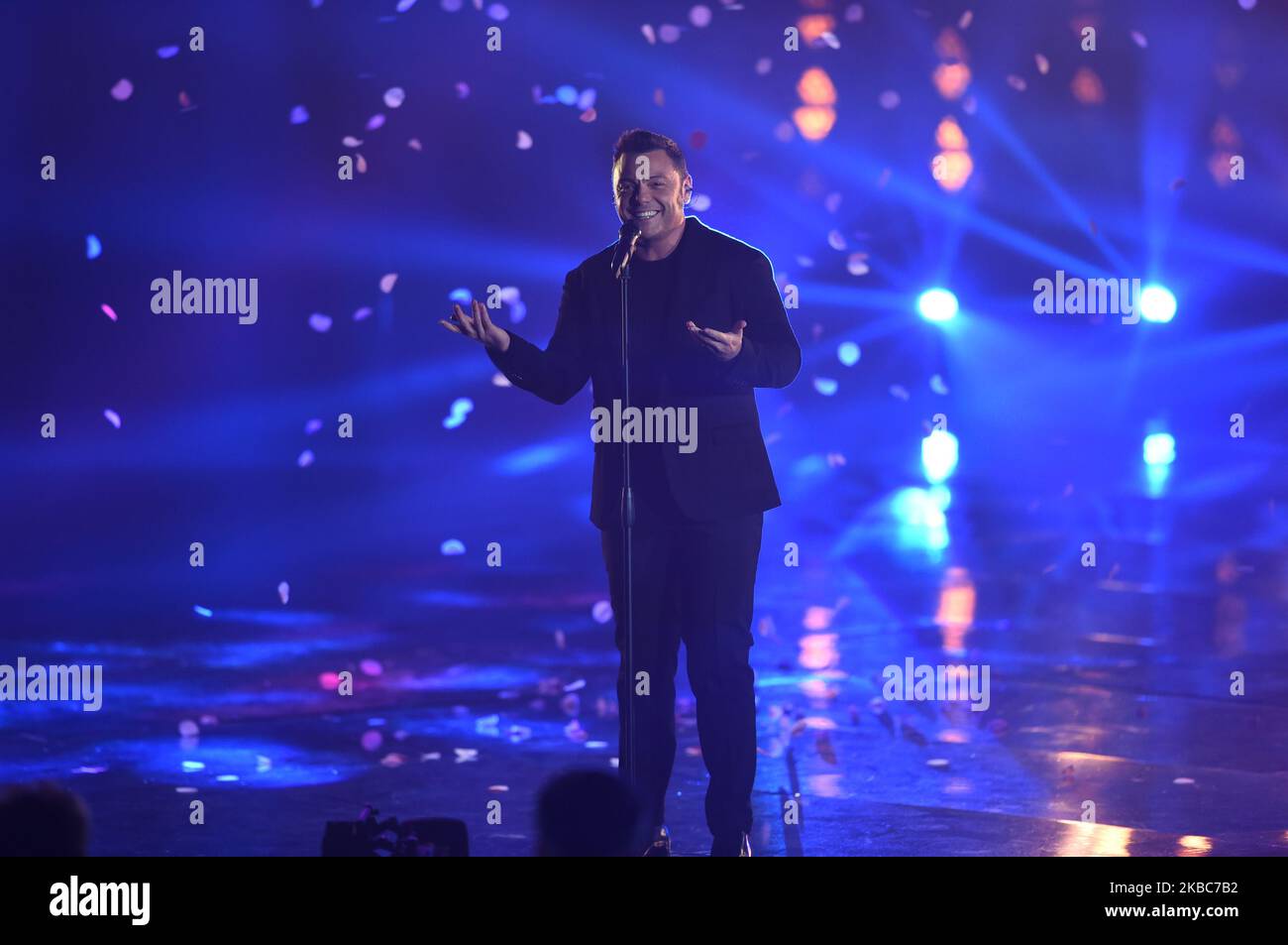La chanteuse italienne Tiziano Ferro chante lors de l'édition italienne semi-finale du programme international de télévision X Factor, en dôme X Factor, à Monza, en Italie (photo par Andrea Diodato/NurPhoto) Banque D'Images