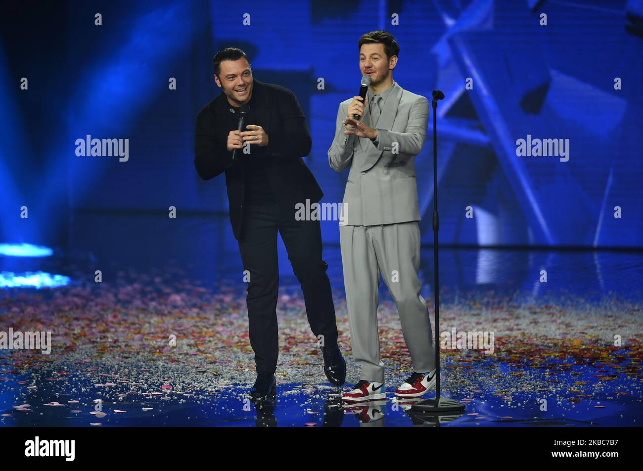 La chanteuse italienne Tiziano Ferro chante lors de l'édition italienne semi-finale du programme international de télévision X Factor, en dôme X Factor, à Monza, en Italie (photo par Andrea Diodato/NurPhoto) Banque D'Images