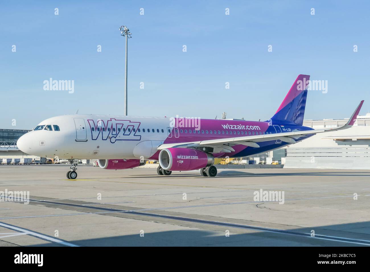 Wizz Air Airbus A320 spécifiquement A320-232(WL) winglets avions vu comme étant de rouler sur le tablier de l'aéroport international de Vienne vie LOWW - Flughafen Wien-Schwechat dans la capitale de l'Autriche. L'avion de la compagnie aérienne low cost a l'enregistrement HA-LSB et 2x moteurs de jet IAE. Wizzair W6 WZZ ou W!zz Air est une compagnie aérienne hongroise économique dont le siège social se trouve à Budapest, en Hongrie. 4 décembre 2019 (photo de Nicolas Economou/NurPhoto) Banque D'Images