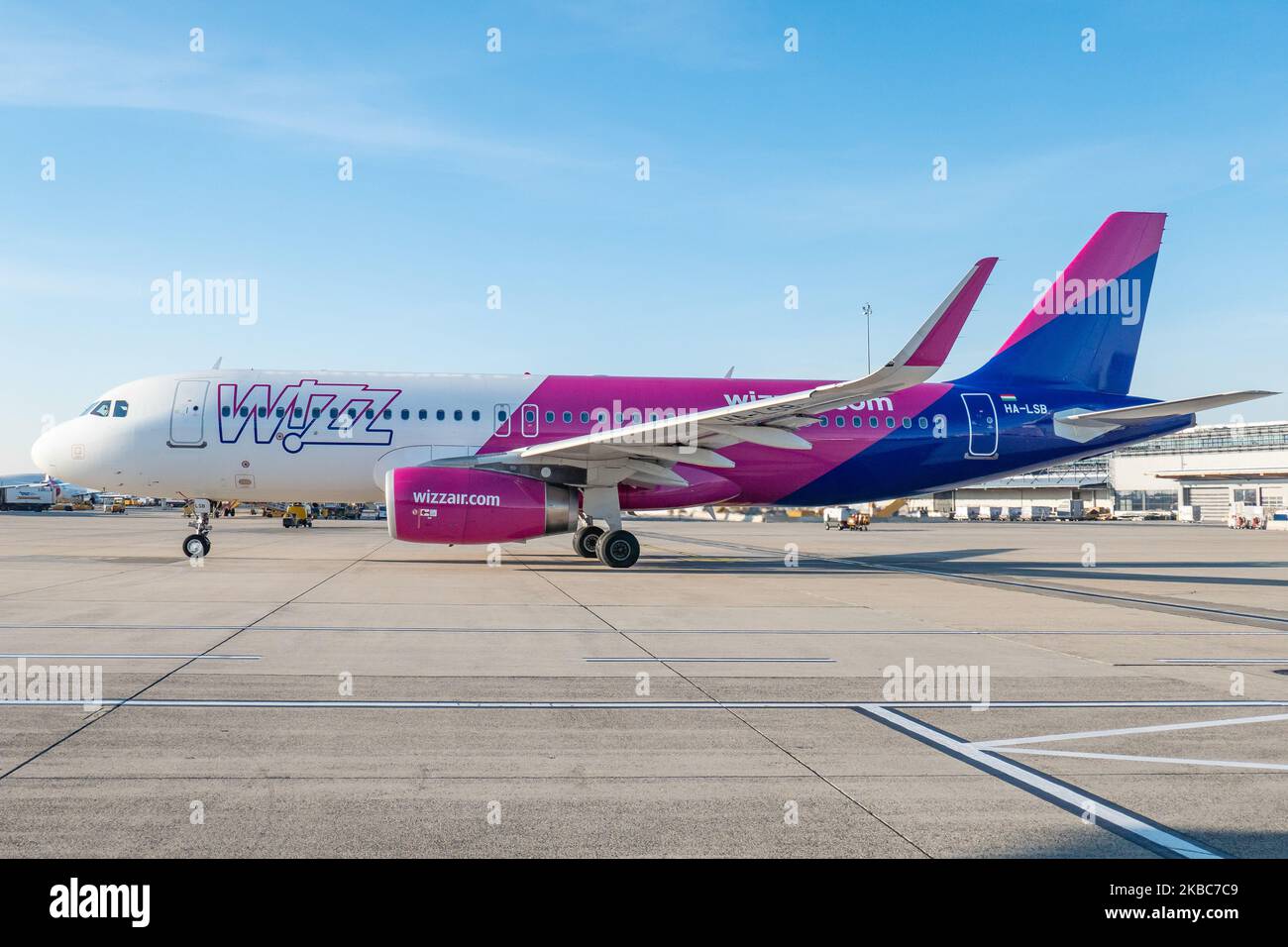 Wizz Air Airbus A320 spécifiquement A320-232(WL) winglets avions vu comme étant de rouler sur le tablier de l'aéroport international de Vienne vie LOWW - Flughafen Wien-Schwechat dans la capitale de l'Autriche. L'avion de la compagnie aérienne low cost a l'enregistrement HA-LSB et 2x moteurs de jet IAE. Wizzair W6 WZZ ou W!zz Air est une compagnie aérienne hongroise économique dont le siège social se trouve à Budapest, en Hongrie. 4 décembre 2019 (photo de Nicolas Economou/NurPhoto) Banque D'Images