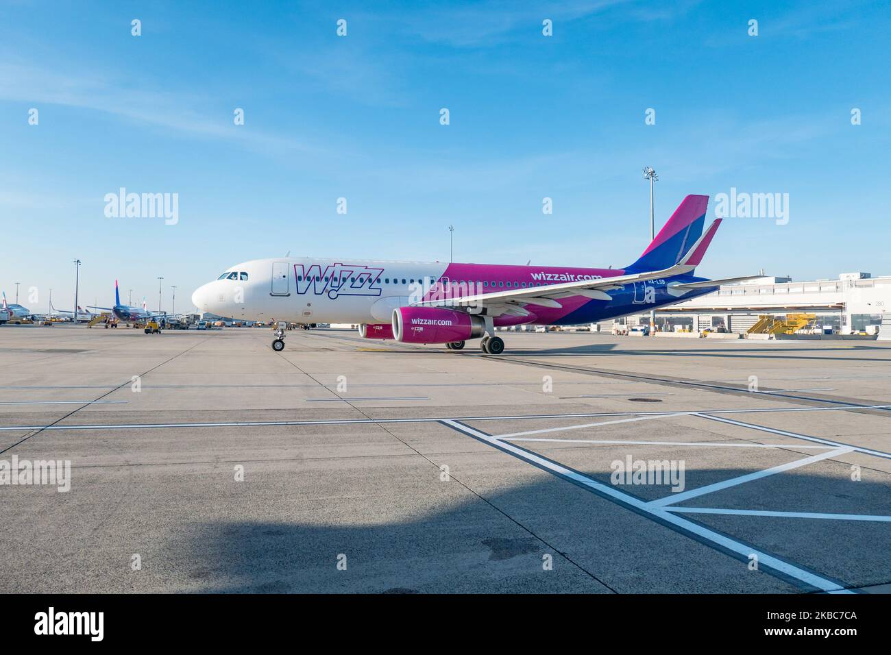 Wizz Air Airbus A320 spécifiquement A320-232(WL) winglets avions vu comme  étant de rouler sur le tablier de l'aéroport international de Vienne vie  LOWW - Flughafen Wien-Schwechat dans la capitale de l'Autriche. L'avion