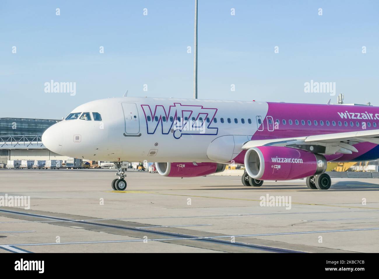 Wizz Air Airbus A320 spécifiquement A320-232(WL) winglets avions vu comme étant de rouler sur le tablier de l'aéroport international de Vienne vie LOWW - Flughafen Wien-Schwechat dans la capitale de l'Autriche. L'avion de la compagnie aérienne low cost a l'enregistrement HA-LSB et 2x moteurs de jet IAE. Wizzair W6 WZZ ou W!zz Air est une compagnie aérienne hongroise économique dont le siège social se trouve à Budapest, en Hongrie. 4 décembre 2019 (photo de Nicolas Economou/NurPhoto) Banque D'Images