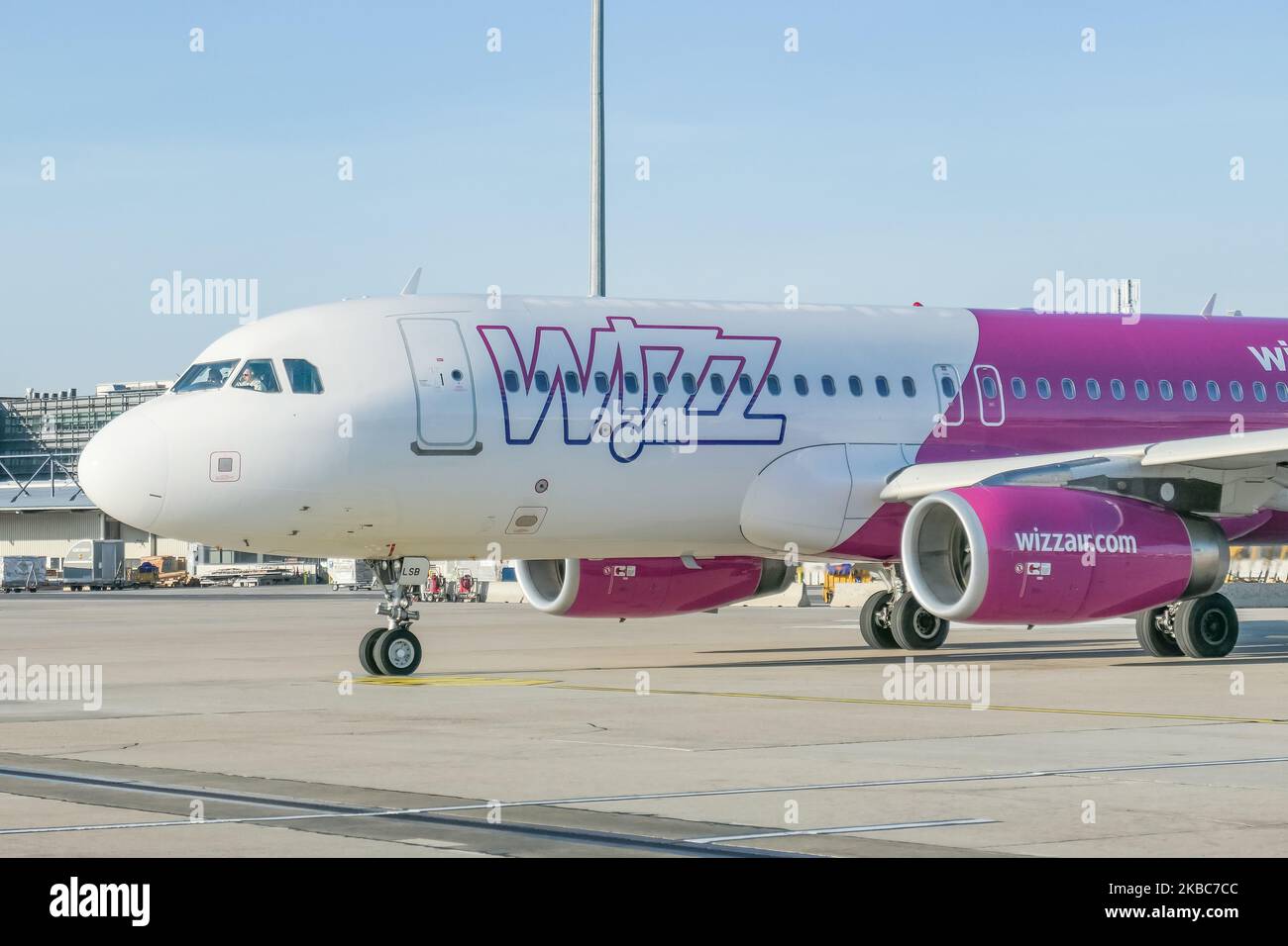 Wizz Air Airbus A320 spécifiquement A320-232(WL) winglets avions vu comme étant de rouler sur le tablier de l'aéroport international de Vienne vie LOWW - Flughafen Wien-Schwechat dans la capitale de l'Autriche. L'avion de la compagnie aérienne low cost a l'enregistrement HA-LSB et 2x moteurs de jet IAE. Wizzair W6 WZZ ou W!zz Air est une compagnie aérienne hongroise économique dont le siège social se trouve à Budapest, en Hongrie. 4 décembre 2019 (photo de Nicolas Economou/NurPhoto) Banque D'Images