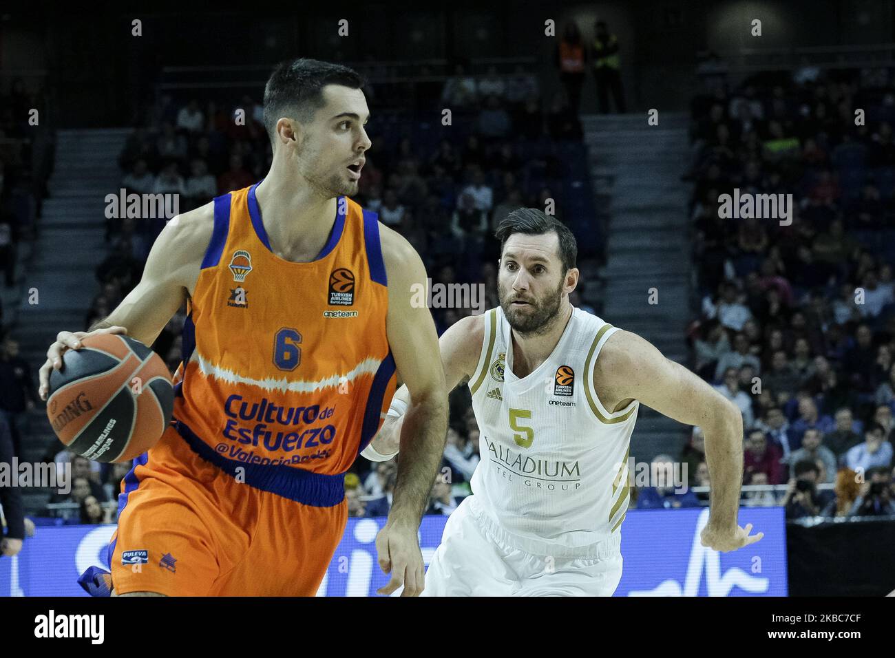 Alberto Abalde de Valence Panier pendant le match de la saison régulière EuroLeague 2019/2020 de Turkish Airlines Round 12 entre Real Madrid et Valencia Panier au Centre Wizink sur 05 décembre 2019 à Madrid, Espagne. (Photo par Oscar Gonzalez/NurPhoto) Banque D'Images