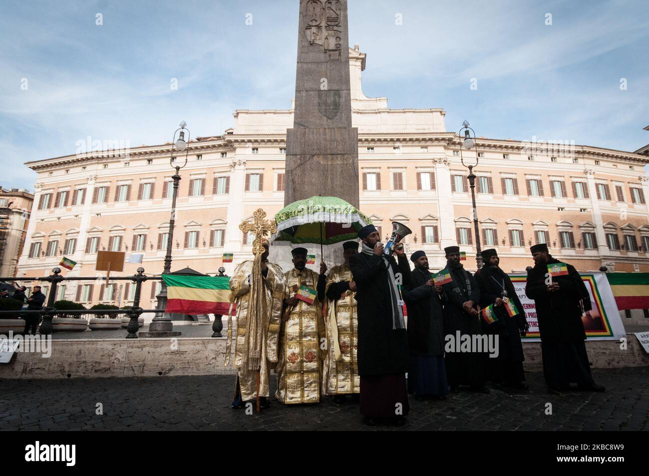 Les Éthiopiens de l'église chrétienne orthodoxe de Tewahedo en Italie appellent à la fin de la persécution des chrétiens en Éthiopie lors d'une manifestation à Piazza Montecitorio le 6 décembre 2019 selon une association de la diaspora américano-éthiopienne, depuis juillet 2018, une trentaine d'églises orthodoxes ont été brûlées. Des prêtres et des civils ont été tués et déplacés de force. Ces actes ont eu lieu dans différentes parties du pays et ont accru le sentiment d'insécurité chez les chrétiens orthodoxes, en particulier dans les zones rurales où les musulmans prédominent. Sur 06 décembre 2019 à Rome, Italie. (P Banque D'Images