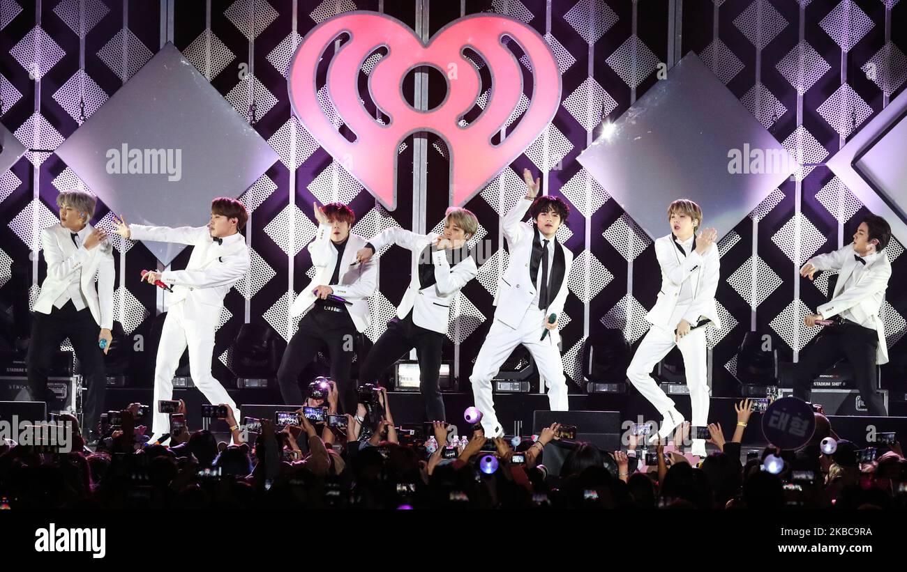 INGLEWOOD, LOS ANGELES, CALIFORNIE, États-Unis - DÉCEMBRE 06 : J-Hope (Jung Ho-seok), Jimin (Park Ji-min), Jin (Kim Seok-jin), Jungkook (Jeon Jung-kook), RM (Kim Nam-joon), Suga (min Yoon-gi), V (Kim Tae-hyung) de BTS se produire au 102,7 KIIS FM Jingle ball 2019 tenu au Forum on 6 décembre 2019 à Inglewood, Los Angeles, Californie, États-Unis. (Photo par Xavier Collin/image Press Agency/NurPhoto) Banque D'Images