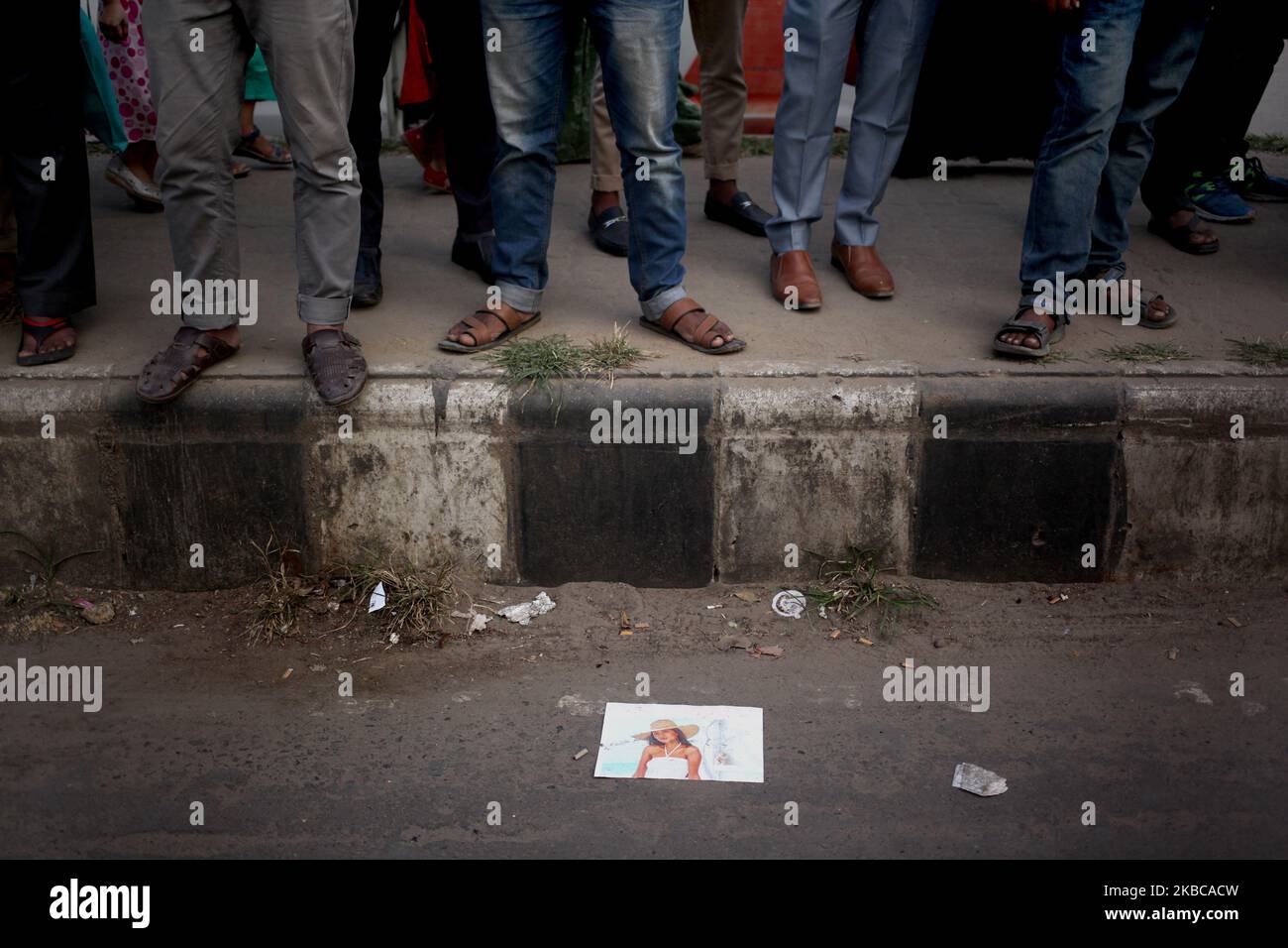 Les gens se rassemblent alors qu'une photo de femme apparaît dans une rue à Dhaka, au Bangladesh, le 07 décembre 2019. (Photo de Syed Mahamudur Rahman/NurPhoto) Banque D'Images