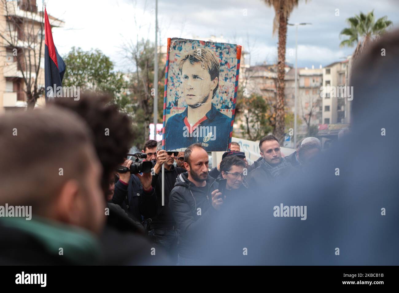 Une affiche montre Denis Bergamini, un jeune joueur de football de Cosenza Calcio qui est mort sur 18 novembre 1989 à Cosenza, en Italie, sur 7 décembre 2019. Les fans de Cosenza Calcio et les citoyens ordinaires protestent devant la Cour de Cosenza après le transfert du procureur de Castrovillari Facciolla à un autre endroit. Facciolla était sur le point de parvenir à une conclusion sur l'enquête pour le décès du jeune footballeur Denis Bergamini, retrouvé mort sur 18 novembre 1989 à Roseto Capo Spulico (CS). La sœur de Denis, Donata, se bat depuis des années pour arriver à une vérité. (Photo par Andrea Pirri/NurPhoto Banque D'Images