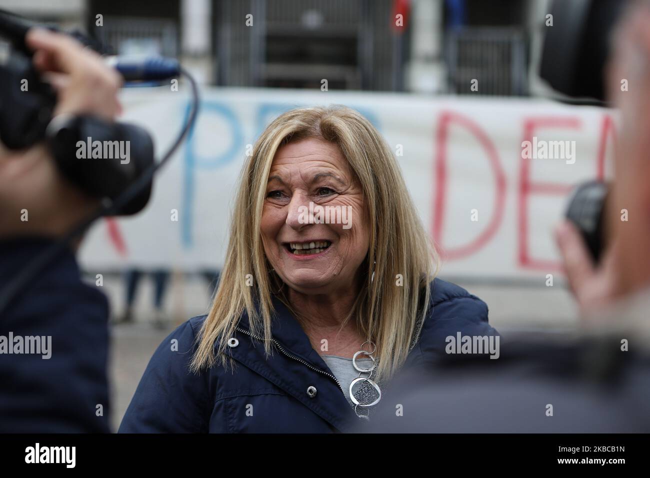 Donata Bergamini devant la cour de Cosenza lors de la manifestation "vérité pour Denis Bergamini" à Cosenza, Italie, sur 7 décembre 2019. Les fans de Cosenza Calcio et les citoyens ordinaires protestent devant la Cour de Cosenza après le transfert du procureur de Castrovillari Facciolla à un autre endroit. Facciolla était sur le point de parvenir à une conclusion sur l'enquête pour le décès du jeune footballeur Denis Bergamini, retrouvé mort sur 18 novembre 1989 à Roseto Capo Spulico (CS). La sœur de Denis, Donata, se bat depuis des années pour arriver à une vérité. (Photo par Andrea Pirri/NurPhoto) Banque D'Images