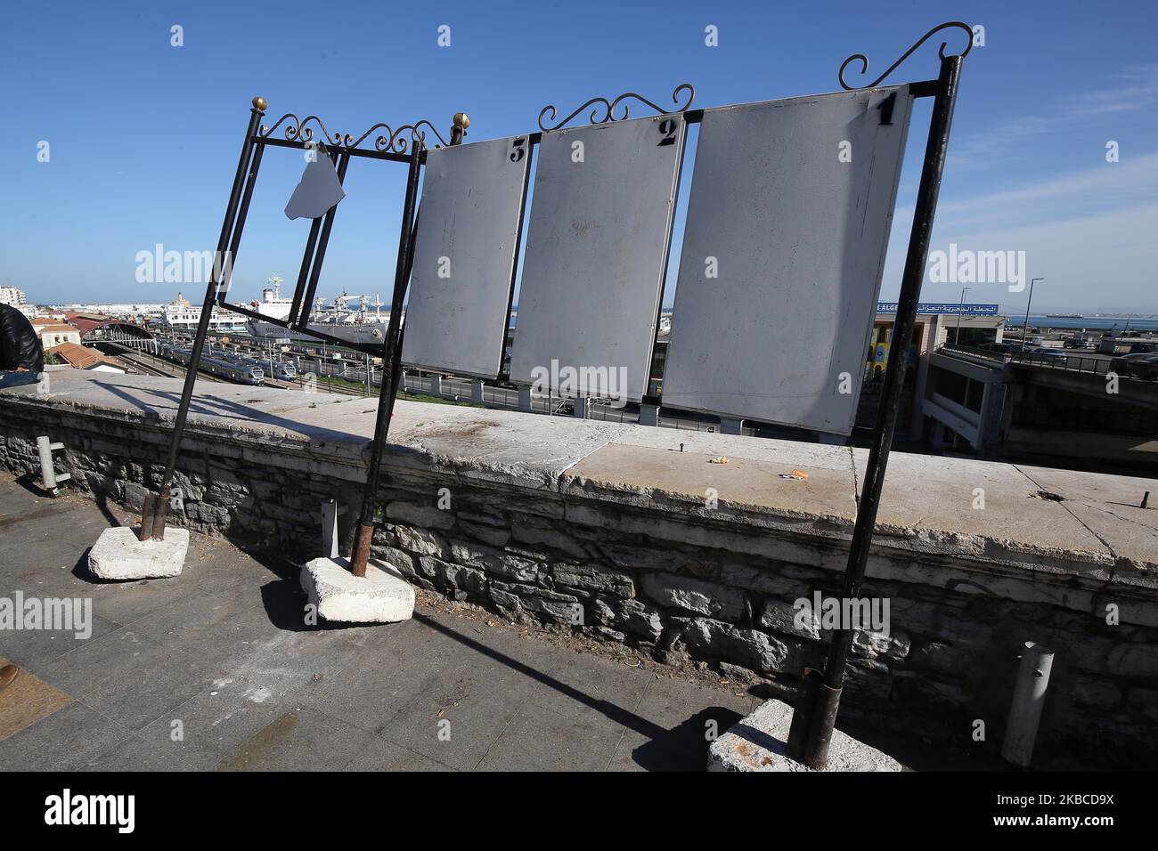 Voir montre des signes d'élection endommagés avant l'élection présidentielle de décembre à Alger, Algérie 06 décembre 2019 (photo de Billal Bensalem/NurPhoto) Banque D'Images