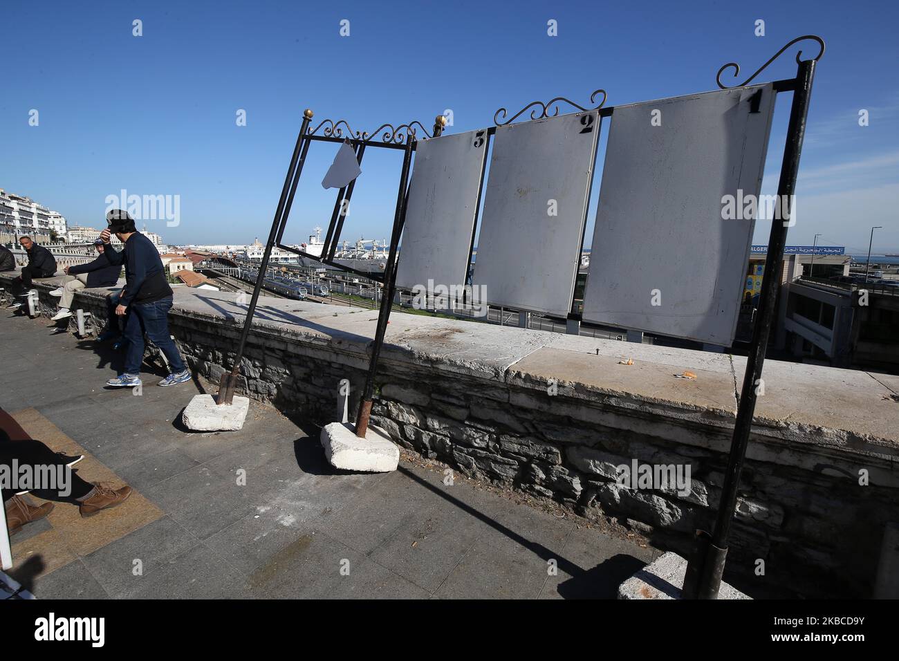 Voir montre des signes d'élection endommagés avant l'élection présidentielle de décembre à Alger, Algérie 06 décembre 2019 (photo de Billal Bensalem/NurPhoto) Banque D'Images