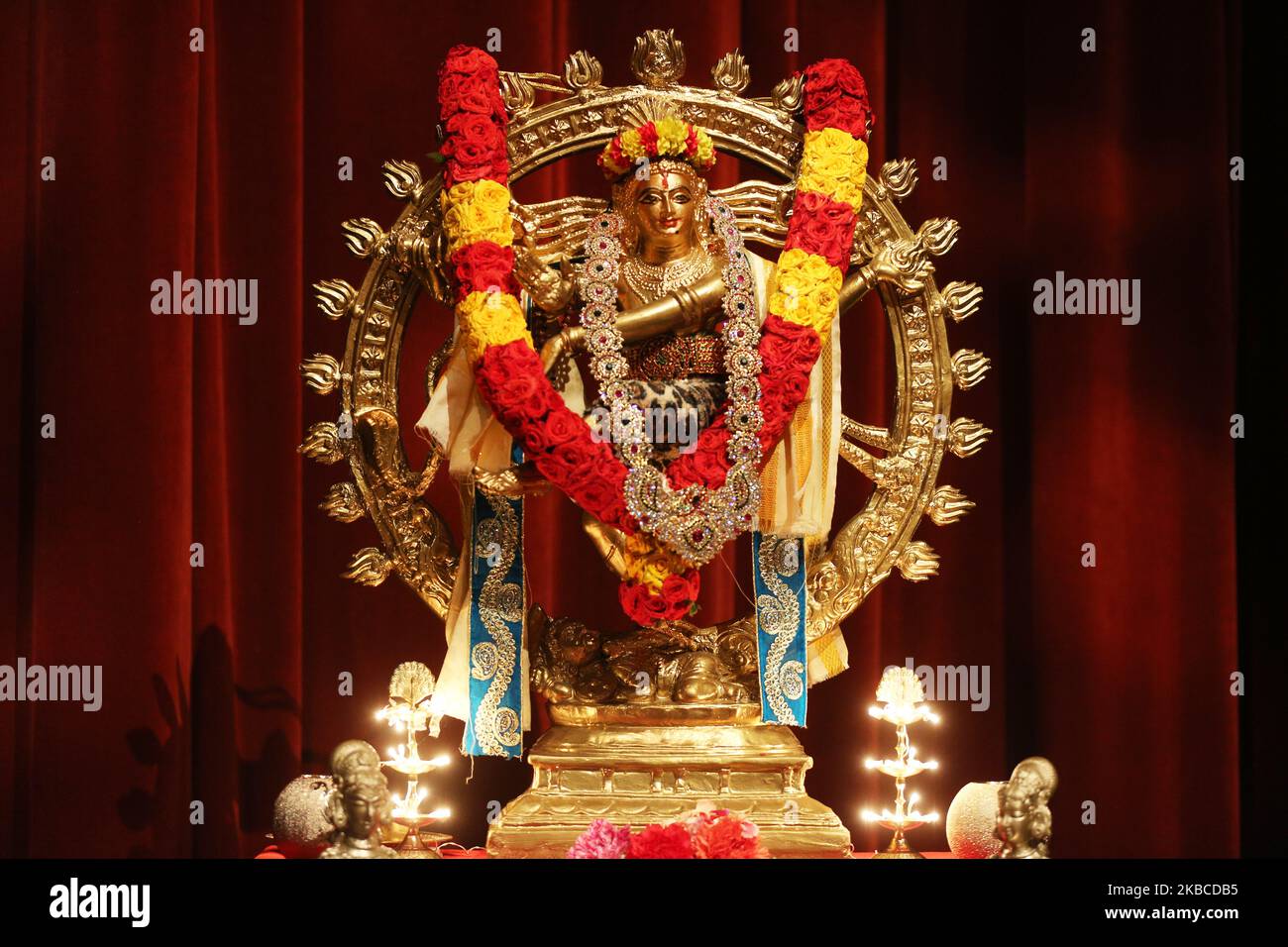 L'idole ornée de Lord Shiva est exposée lors d'une performance de Bharatnatyam Arangetram le 21 septembre 2019 à Scarborough, Ontario, Canada. Le Bharatnatyam Arangegram est la cérémonie de remise des diplômes où la danseuse exécute sa première performance publique sur scène solo après avoir terminé des années de formation rigoureuse. (Photo de Creative Touch Imaging Ltd./NurPhoto) Banque D'Images
