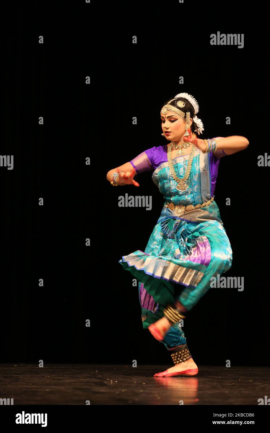La danseuse tamoul Bharatnatyam interprète une danse expressive pendant