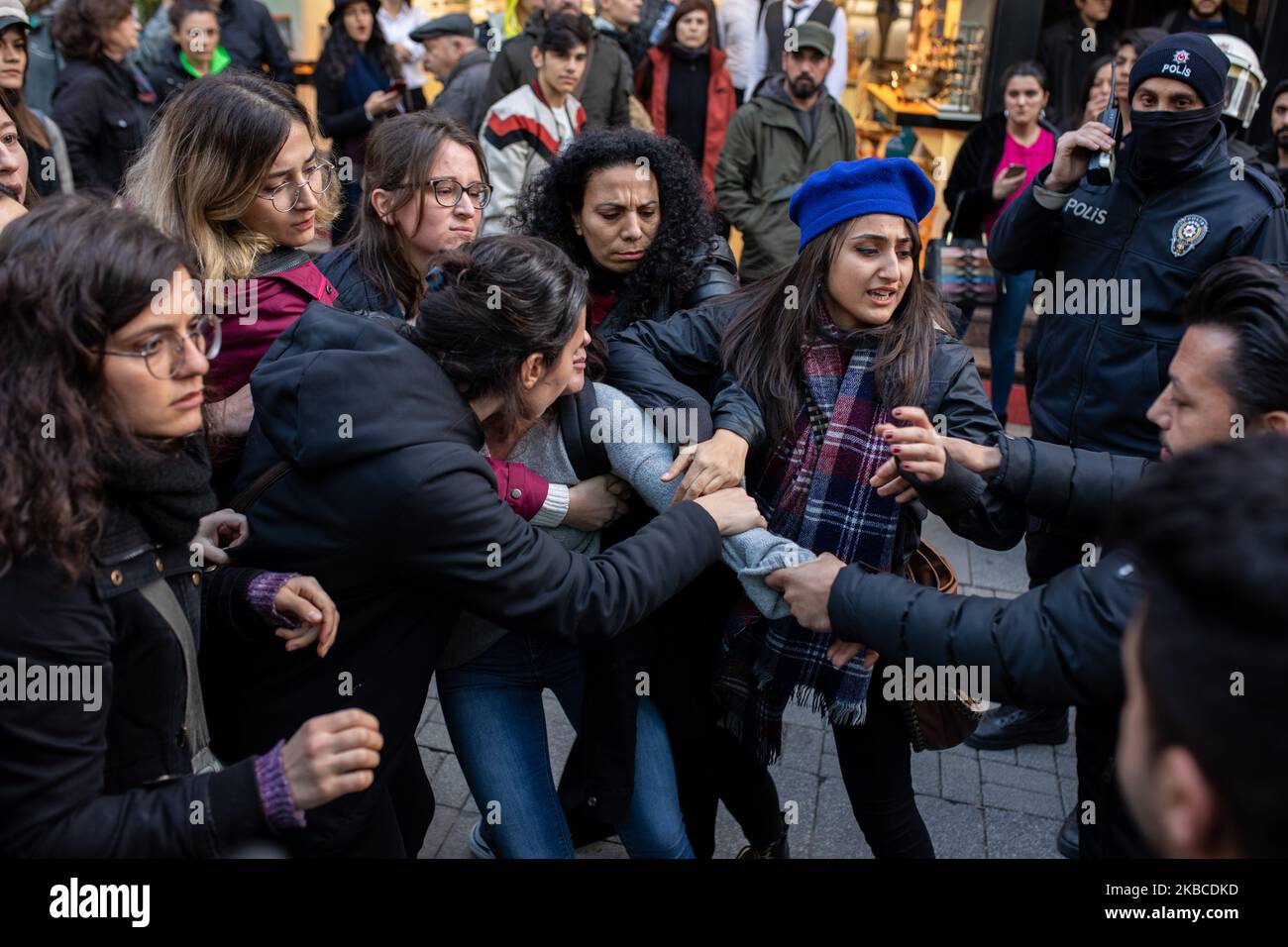Sur 8 décembre 2019, des femmes se sont rassemblées à Istanbul pour une  manifestation inspirée par les récentes manifestations de Las tesis au  Chili. La manifestation a commencé par la traduction turque