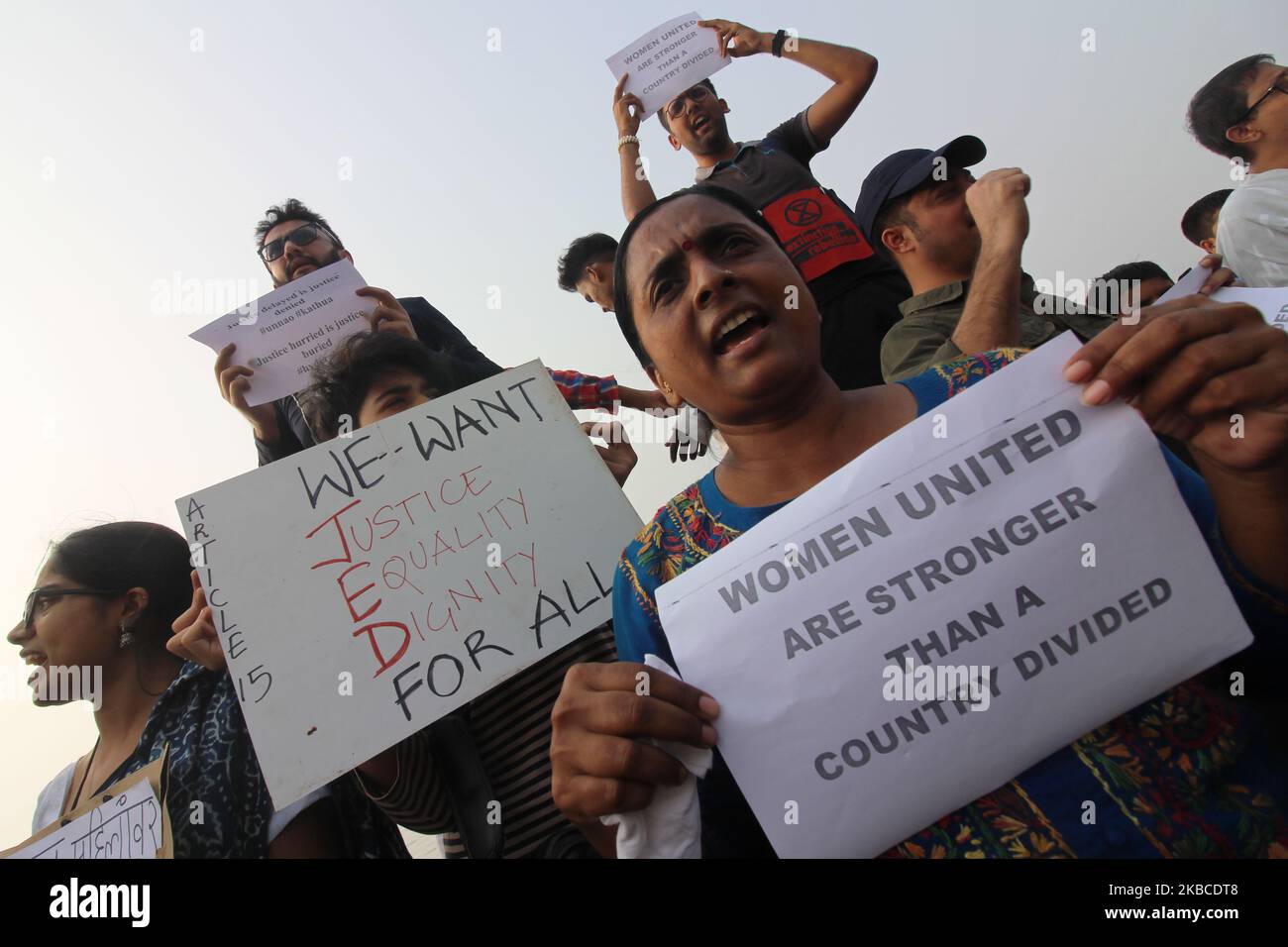 Les activistes tiennent des pancartes et crient des slogans pour exiger la justice sociale et l'égalité pour les femmes à Mumbai, Inde, le 08 décembre 2019. (Photo par Himanshu Bhatt/NurPhoto) Banque D'Images