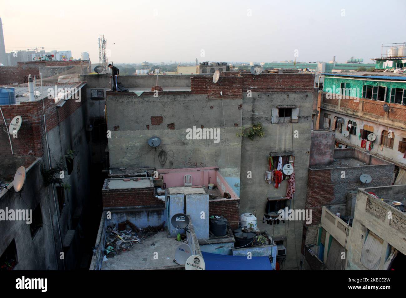 Vue sur le bâtiment où un incendie a éclaté en début de matinée dans une usine de plastique, sur 8 décembre 2019 dans la zone d'Anaj Mandi près de la route Rani Jhansi à New Delhi, Inde. Le personnel du service des incendies a tiré 63 personnes pendant l'opération de sauvetage du bâtiment de 4 étages, tandis que 43 causes ont été signalées jusqu'à la dernière mise à jour. (Photo de Mayank Makhija/NurPhoto) Banque D'Images