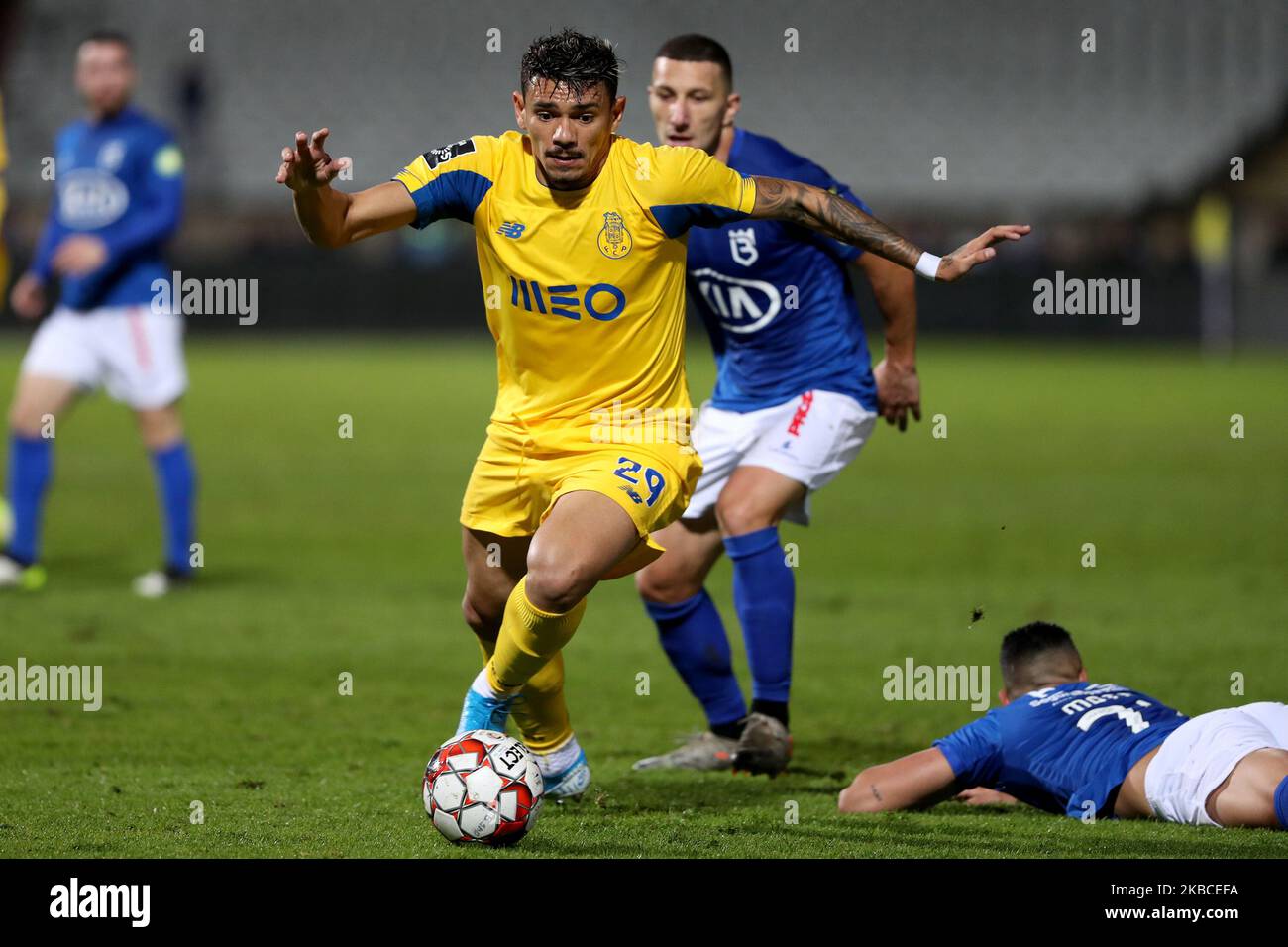 Tiquinho Soares du FC Porto (L) vies avec Andre Sousa de Belenenses SAD pendant le match de football de la Ligue portugaise entre Belenenenenenses SAD et FC Porto au stade de Jamor à Oeiras, Portugal sur 8 décembre 2019. (Photo par Pedro Fiúza/NurPhoto) Banque D'Images